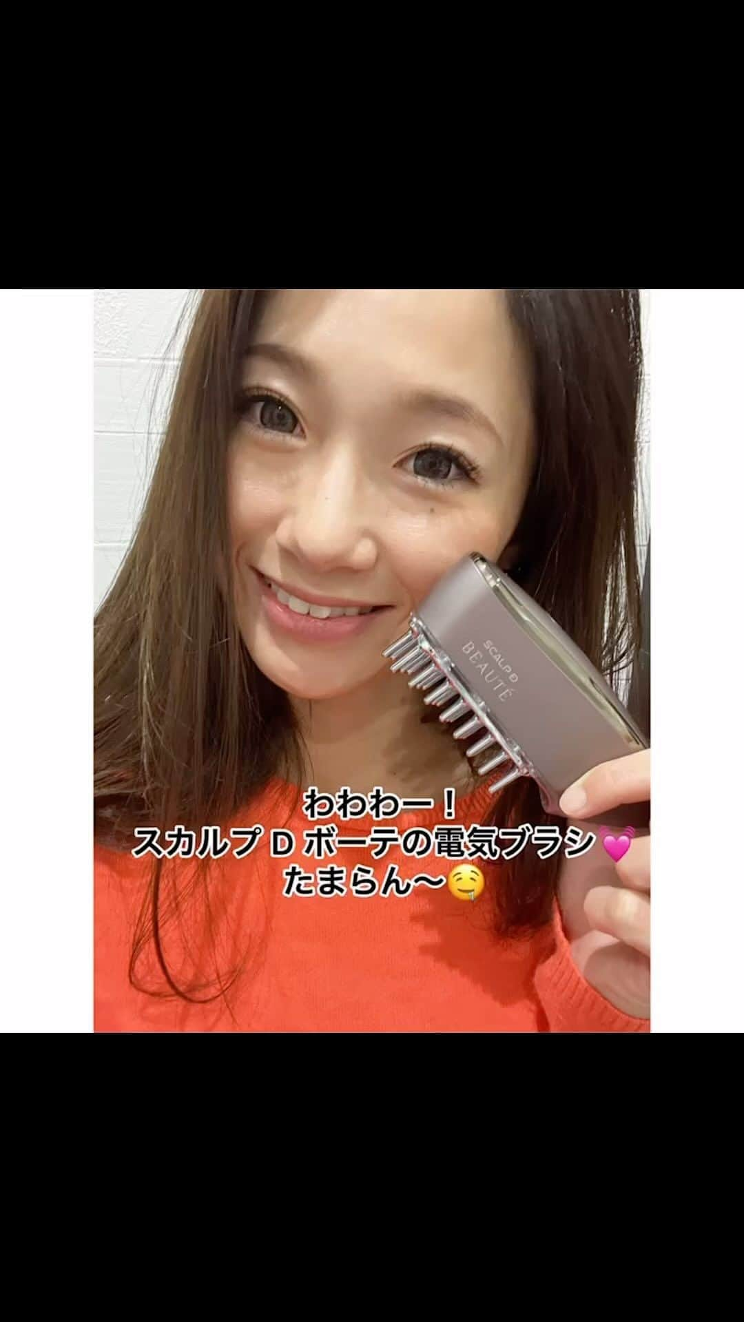 中里さや香のインスタグラム：「スカルプ D ボーテの電気ブラシが素晴らしすぎる🤤💓  シャントリでもお世話になってるけど、今回は顔・頭皮・全身にも使用出来る家庭用美容器✨ EMSとラジオ波、2段階で強さ調整が出来るバイブレーションと2色のLEDライトが搭載されてるって凄すぎません？👀  スカルプ電気ブラシのEMS（Electrical(電気） Muscle(筋肉) Stimulation（刺激））は高周波で鍛えにくい頭筋や表情筋にもアプローチすることが出来、硬くなりがちな頭皮の筋肉や、肌の奥深くまで電気刺激を与え、頭皮や肌のもたつきをケアすることが出来るんだって😽 更に、水分を摩擦することで熱を発生させるラジオ波の温熱効果でリフトケアも👏私は今、赤色ライトを髪の毛に青色ライトを肌に使っているよ！ どんな効果が出るのか楽しみ😊✨ ライトの色を変えながら使用するのも楽しいな💓  #pr#スカルプ電気ブラシ#電気ブラシ#スカルプブラシ#フェイスケア#頭皮ケア#スカルプケア#スカルプdボーテ #美容家電#ヘアケア#スキンケア#ボディケア#emsリフトブラシ#美容マニア#美容オタク#美容男子#美容女子#美容day#フェイシャルケア#美肌#肌ケア#美肌習慣#美肌レシピ#スキンケア用品#時短ケア#スキンケアマニア#電気バリブラシ#美顔器#ヘアケアグッツ#リフトアップ」