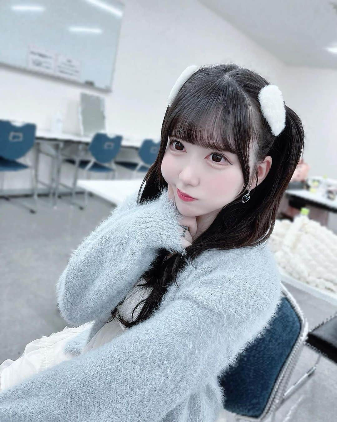 水野愛理さんのインスタグラム写真 - (水野愛理Instagram)「ふわふわコーデ⸜❄️💭⸝  ×  ×  ×  ×  ×  × #アイドル #idol #カーディガンコーデ #冬  #冬コーデ  #ふわふわ系女子  #ヘアアレンジ  #ヘアピン  #ヘアピンアレンジ  #黒髪  #黒髪ロング  #ハーフツイン #水色  #水色系統  #水色コーデ  #自撮り #他撮り #雰囲気 #雰囲気好きな人いいね  #雰囲気推してください  #量産 #量産型ヲタク  #量産型  #量産型女子  #地雷 #地雷系女子  #地雷女  #フレンチガーリー  #ガーリーコーデ」10月25日 22時52分 - mizunoairi_ske48