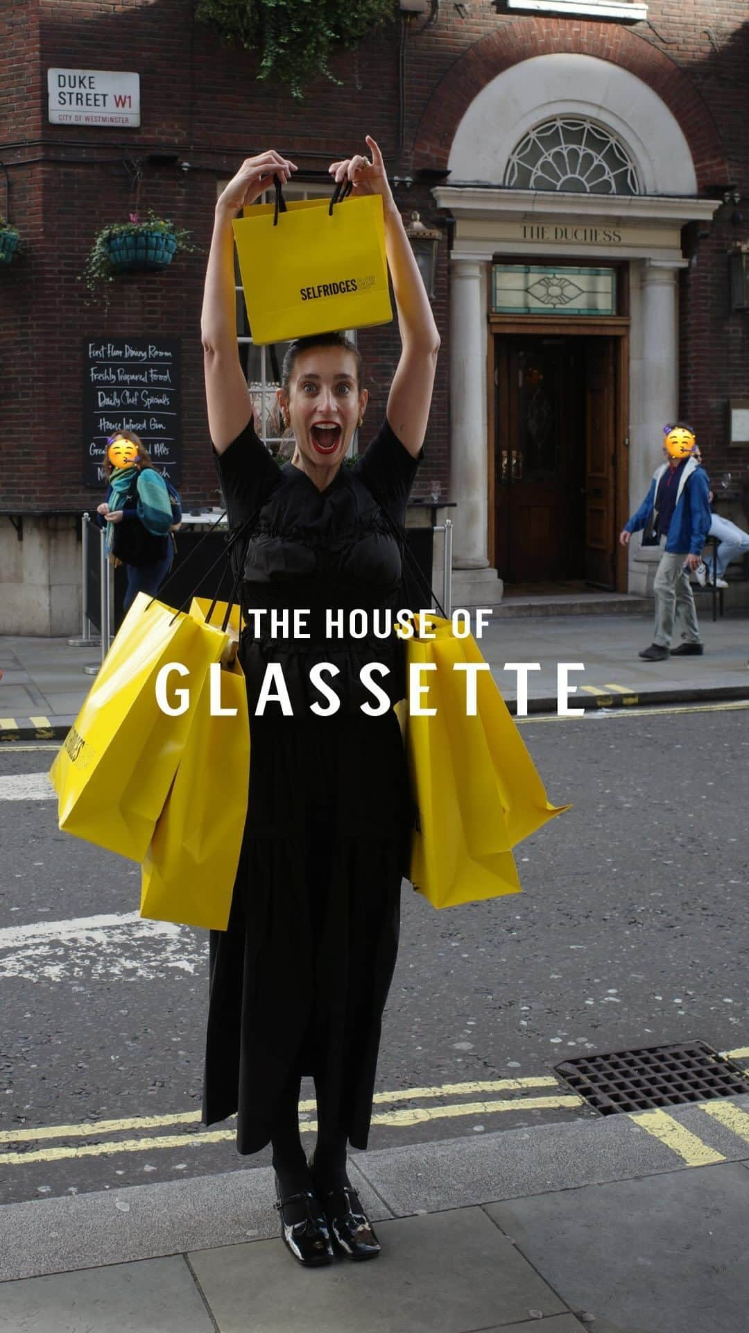 セルフリッジズのインスタグラム：「Big news - @theofficialselfridges is partnering with homeware & lifestyle marketplace @glassette this festive season. Can you guess what’s happening?  Launching Monday 30th October.  More details coming later this week - stay tuned!」