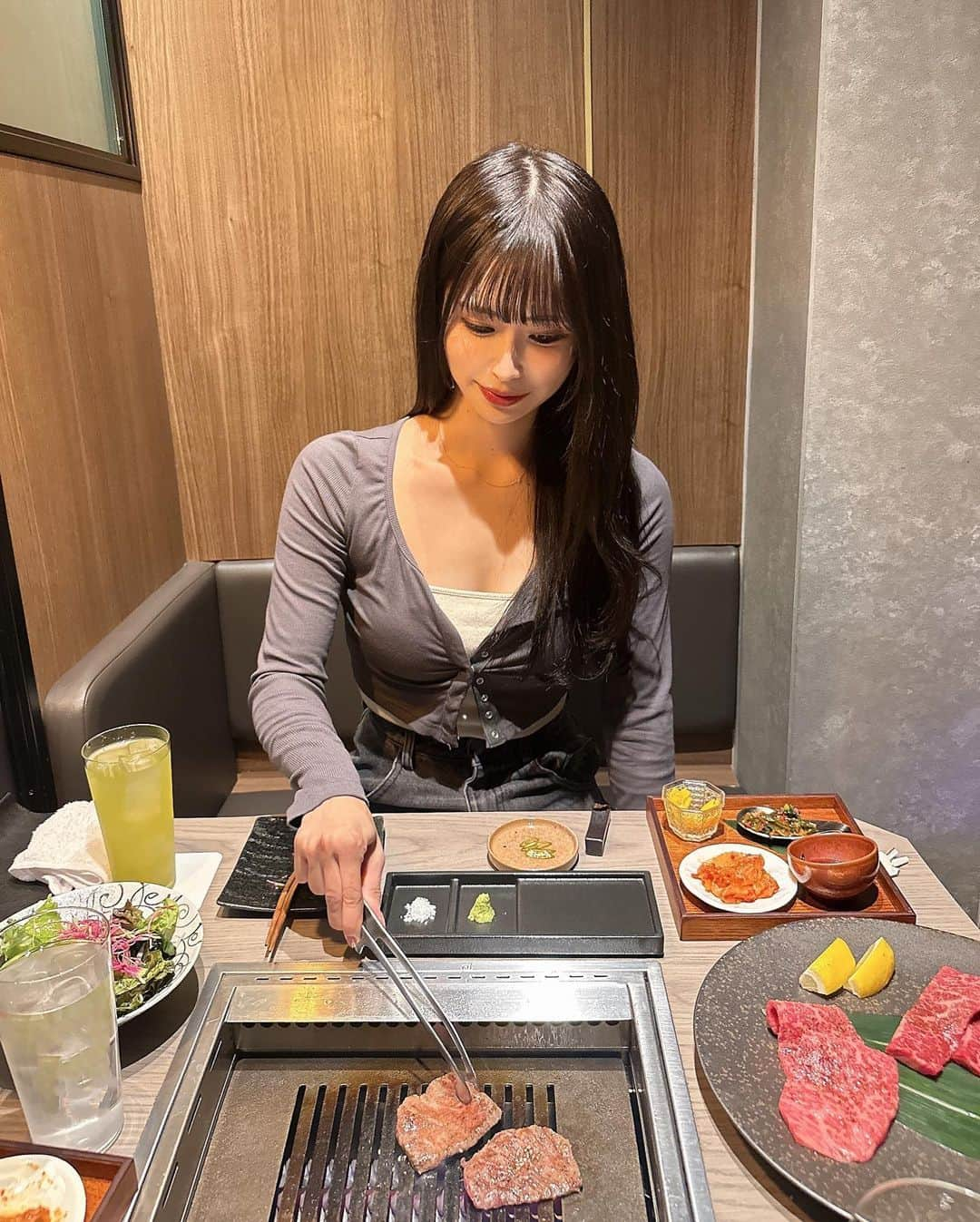 織田真実那さんのインスタグラム写真 - (織田真実那Instagram)「［渋谷焼肉かみ山］へ行ってきました🥰 @shibuya_kamiyama   いただいたコースは  【本日のスープ】 和牛のあっさりスープ 【前菜盛り合わせ】 金時草のお浸し コリンキーのナムル 小ネギキムチ 白菜キムチ 【本日のユック】 宮崎牛 ウチモモの炙り塩ュッケ（宮崎県） 【本日のサラダ】 特製ムンチュサラダ 【かみ山焼き】 宮崎牛 サーロインのかみ山焼き（宮崎県） 【塩肉】 厳選牛タン 黒毛和牛ハラミ 六甲和牛 シンシン(兵庫県） 【箸休め】 しめじとなめこの煎り酒おろし 【肉料理】 鹿児島黒牛ヒレカツサンド〜特製ガーリックバター醤油〜（鹿児島県） 【タレ肉】 宮崎牛 ネクタイ（宮崎県） 六甲和牛カメノコ（兵庫県） 上州和牛 バラカブリ（群馬県） 【食事】 かみ山特製冷麺 or 黒毛和牛カレーライス 【甘味】 ベリーアイスとレンズ豆のもなか包み  全部美味しかったけど特にユッケとかみ山焼きがとっても美味しかった🫶☺️  PR @shibuya_kamiyama #東京焼肉 #渋谷焼肉 #渋谷焼肉かみ山 #個室焼肉 #渋谷グルメ #焼肉グルメ」10月25日 22時56分 - omamechan_m