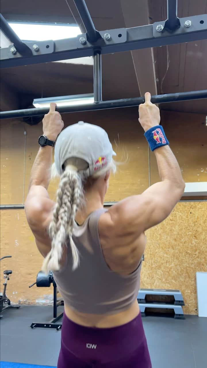 レッドブルのインスタグラム：「don’t lift a finger, lift *with* a finger 😏  #redbull #givesyouwiiings #ocr #ocrathlete #strength #pullup」