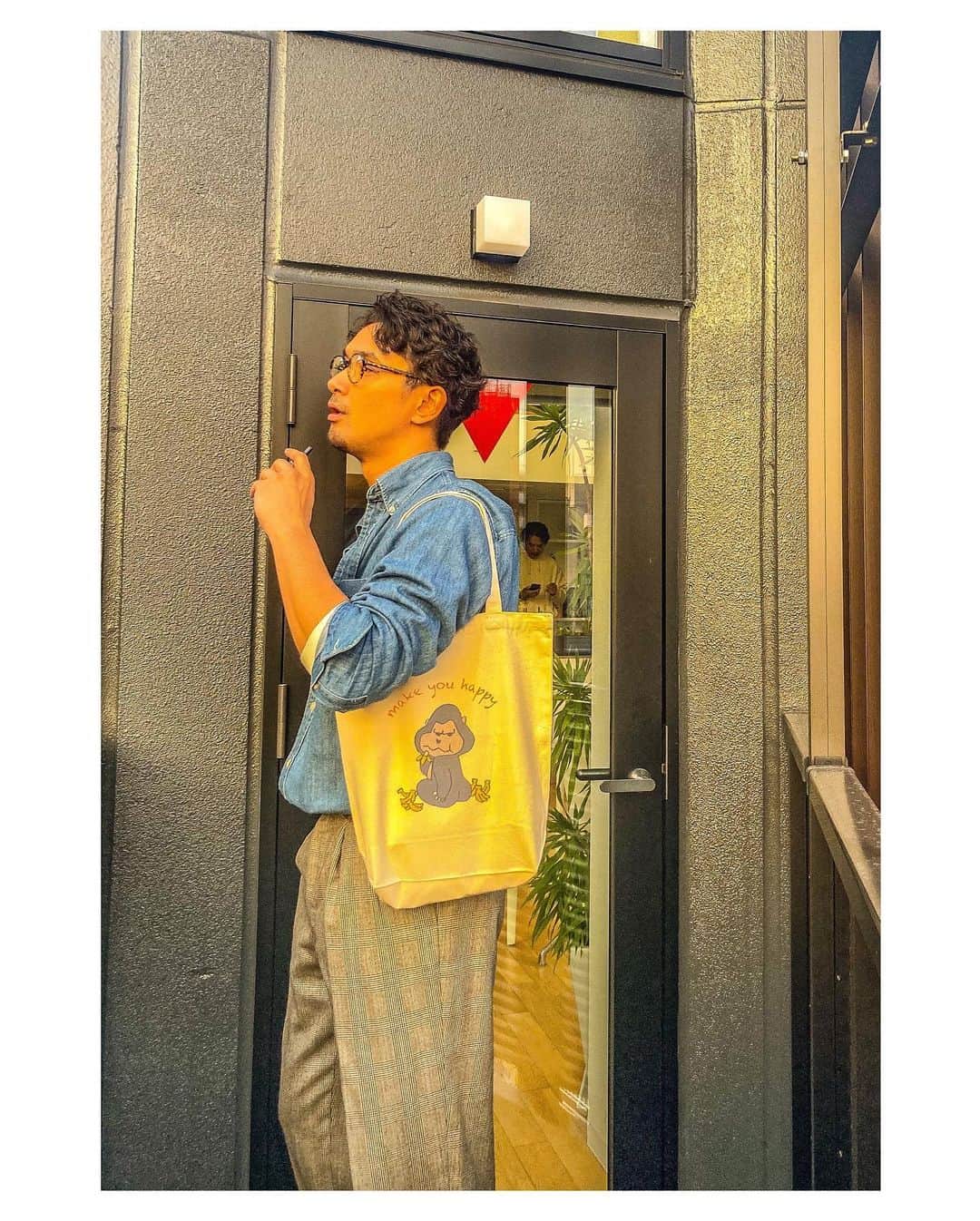 江口雅也さんのインスタグラム写真 - (江口雅也Instagram)「11月12日の福岡県大川市大野島で開催される @shimanmarche  シマンマルシェまで2週間強🔥  やる事考える事いっぱいですが楽しませていただきます 🙇‍♂️  小石原焼の仕入れはギリギリになるので、どんな器を セレクトするかはお楽しみに🙌  そしてストーリーズで上げましたが、オリジナルトート バッグ！ 4000円販売と告知しましたが、初のマルシェで 福岡の伝統工芸品である小石原焼の事も 私のモデル活動の事も知ってもらう事を第一に考え、  限定50点で、4000円→2800円に変更いたします🙇‍♂️  買わなきゃいけないとかはないので、気軽に 遊びに来てもらえたら嬉しいです✨  #マルシェ #シマンマルシェ #福岡県 #大川市 #大野島 #小石原焼き  #小石原焼を使おう  #小石原焼きを応援しよう  #トートバッグコーデ   デザイン協力 @shinichi_ogawa  pop作成 @commonroom   小石原焼き @yanase_honkamamoto  @hayakawa_koishiwara」10月25日 22時59分 - masaya0429