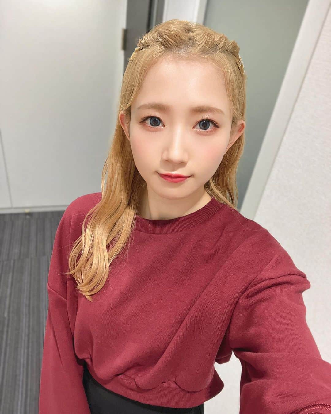 のインスタグラム：「#IMO協会 ありがとうございました🍠 本番は可愛い髪型にしてもらったよ！！笑 おにぎり食べてあんな表情になったの初めてでした…🍙 次回は11/29日(水)19:00から！！ 髪色もお楽しみに😚 #金髪」