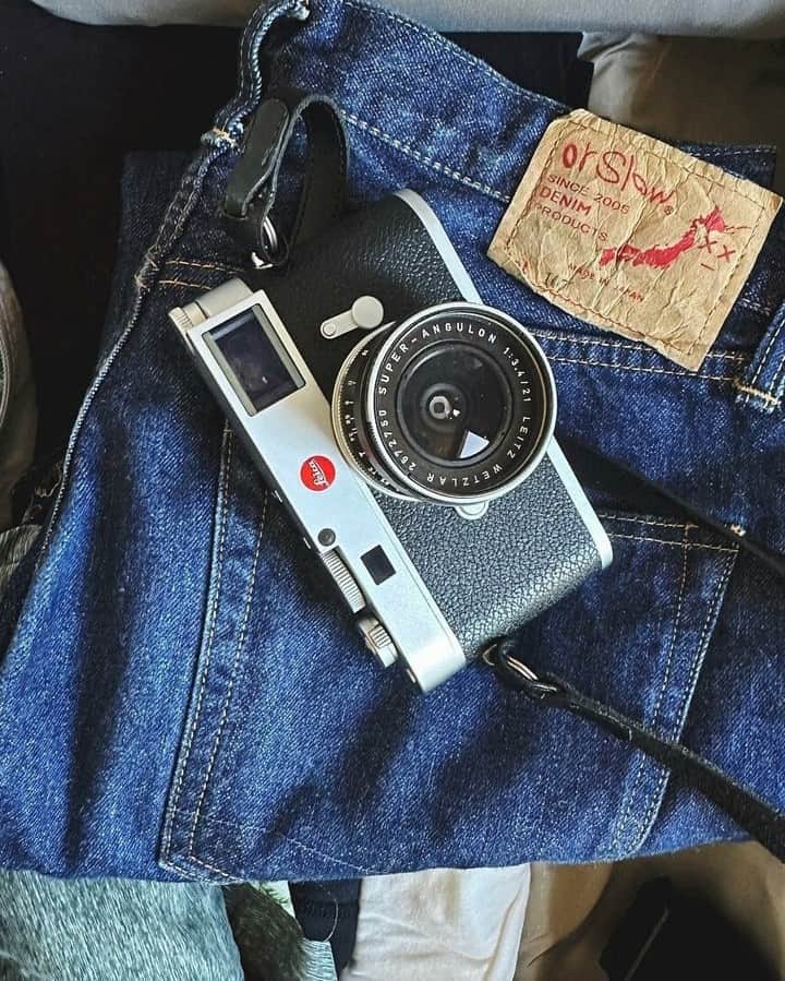 ライカのインスタグラム：「Freedom  In the chrome we find the interpretation of adventure and independence. Keep creating, keep capturing! Use #LeicaEDC to show us companion of your journey.  📷: @mr.brutti  #LeicaCamera #Leica #🔴📷」