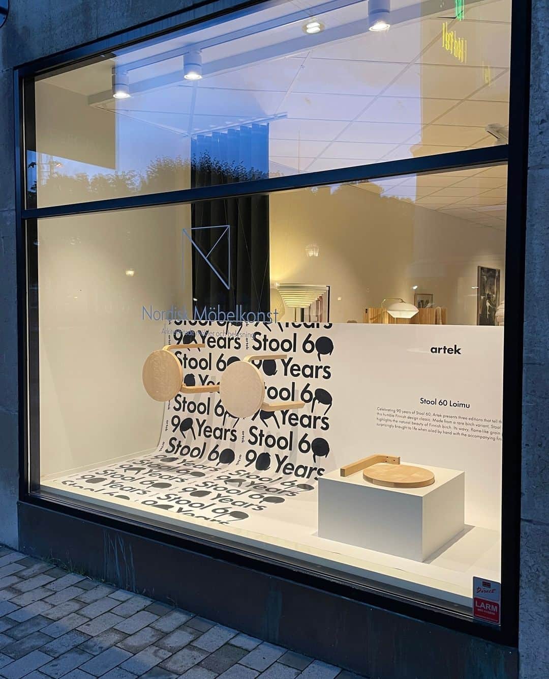 Artekさんのインスタグラム写真 - (ArtekInstagram)「Stool 60 Loimu at @nordiskmobelkonst ✨  Thank you for sharing the images of your wonderful Stool 60 display.   Opening times:  Tuesday- Friday 11:00-18:00 Saturday 11:00-14:00  Address:  Östra Storgatan 37 553 21 Jönköping  If you are in Jönköping, swing by to check it out!」10月25日 23時01分 - artekglobal