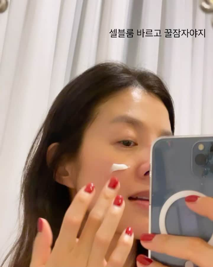 キム・ソンウンのインスタグラム：「방송 끝나고 집에 와서 씻고 셀블룸 바르고 있어요^^ 방송하는 동안 스튜디오 먼지와 쎈 조명 받으며 고생한 피부위해 오늘은 셀블룸 듬뿍 바르고 자려고요  #김성은x셀블룸 요즘 같은 환절기에 푸석푸석 해진 피부 피부가 건조하고 예민해지실텐데요 피부가 건조하면 탄력이 무너지기 쉬워서 속건조부터 잡아줘야해요 #드래곤제너레이트크림 한통만 써도 확실한 속건조 잡는 보습 진정 인생템! 거칠고 푸석한 피부를 단단하게 잡아줘서 쫀쫀함이 달라요. 피부과 처방 1위 크림이라 기술력도 단연 최고 입니다! 저처럼 귀차니즘 분들은 이것저것 바르지 말고 셀블룸 하나로 해결해보세요^^  📍피부과 처방 1위,51년 역사 피부전문제약회사의 기술력으로 만든 크림 📍3D 줄기세포 배양액 리포좀 주성분으로 주름&미백 2중 기능성 인증 📍41가지 임상을 통해 주름, 탄력,진피 치밀도, 보습 개선 효능 인증  📍용과추출물(드래곤후르츠)의 풍부한 수분감으로 거칠어진 피부결 개선 📍병풀추출물, 스쿠알란, 세라마이드 등이 함유돼 손상된 피부를 빠르게 회복 📍나노 리포좀 공법으로 피부 속까지 흡수  📍피부 홍조, 진정에 탁월한 기능성 크림  건조하고 푸석하고 갈라지는 피부에도 민감하고 예민한 여드름 피부에도 눈가주름, 미백 개선을 동시에 얻고싶다면, #셀블룸크림 한번만 써보셔도 탱글한 피부를 느끼실 수 있어요!  ✨구매 이벤트✨  ✔️최대 구매자 1명 : 포웰니스 진세노사이드34 프리미엄 홍삼스틱(1세트) 증정  (18만원 상당) ✔️옵션 2 구매자 한해서 매일 3명 추첨 : 드래곤 리펌 아이크림(30ml) 증정 ✔️공구 첫 오픈 30명 선착순 : 시카 1박스(5개입) 증정」