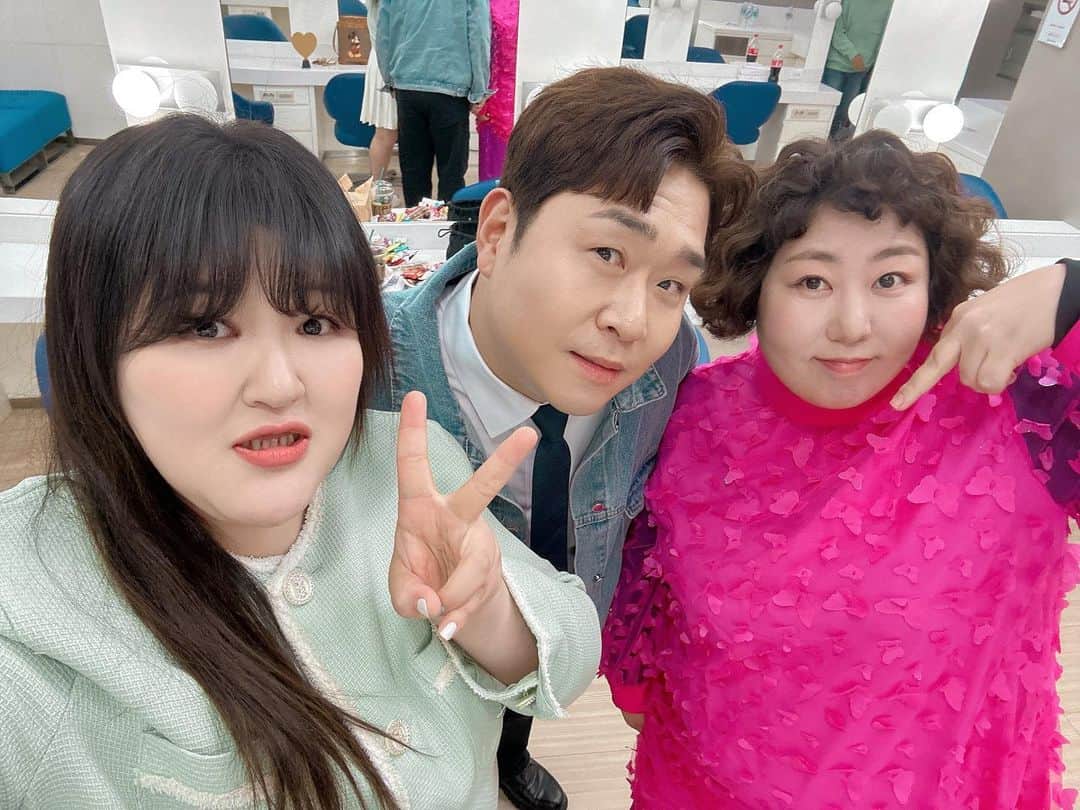 イ・グクジュさんのインスタグラム写真 - (イ・グクジュInstagram)「우리셋 오랜만🖐🏻 옛날 옛적 #코빅 에서 같이 코너를 했드랬죠?ㅋ 엠씨오빠 @131moon_  멋지고 울 형님 @ruruvely  사랑스럽고 ㅋㅋ 어디서 만났는지는 아직 비밀🤫」10月25日 23時11分 - gookju