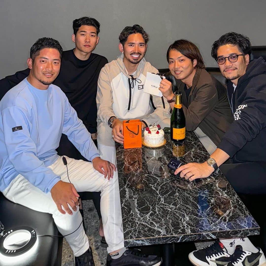 ken_navyのインスタグラム：「最高なメンバーに誕生日祝ってもらってるなう☺️  みんなありがとー‼️  @toshiki_golf  @yusukegram27  @wh33yyyy  @matsumoto0000   #京橋」