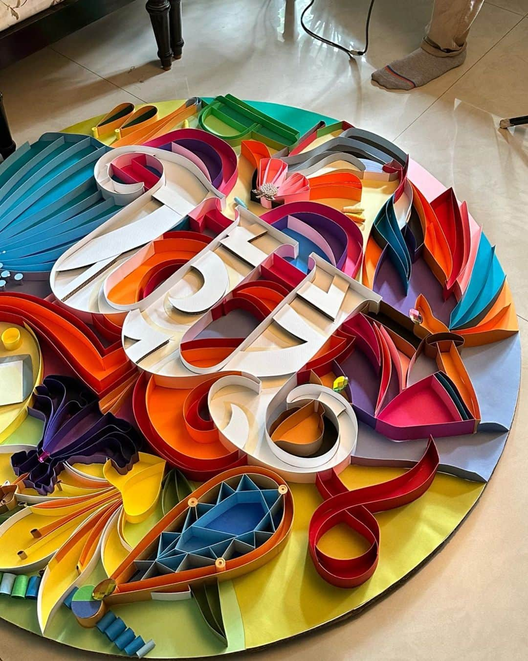 Sabeena Karnikさんのインスタグラム写真 - (Sabeena KarnikInstagram)「Presenting to you my first large paper art for the boutique of Fashion & Jewellery designer Maheka Mirpuri. The art is a celebration of 25 years of her brand and represents everything that she is @mirpurimaheka @itsmahekamirpuri  . Swipe till the end to see the scale.  Over the years I had the privilege to creat works which hang at Google, Adobe and Instagram headquarters, but making this piece was very different from any of those. For the first time I made something ‘big’, getting out of my ‘make small art’ comfort zone. It’s 52” /52”. Also, a first time that there are human figures in my work, which made me super nervous. (There is a carricature of the designer on the piece). I also added some accessories the designer provided me to use as embellishments on the paper art.   I would love to hear your feedback and what you think of it.  A big Thankyou to Maheka for trusting me to create this for her 🙏🏽」10月25日 23時08分 - sabeenu