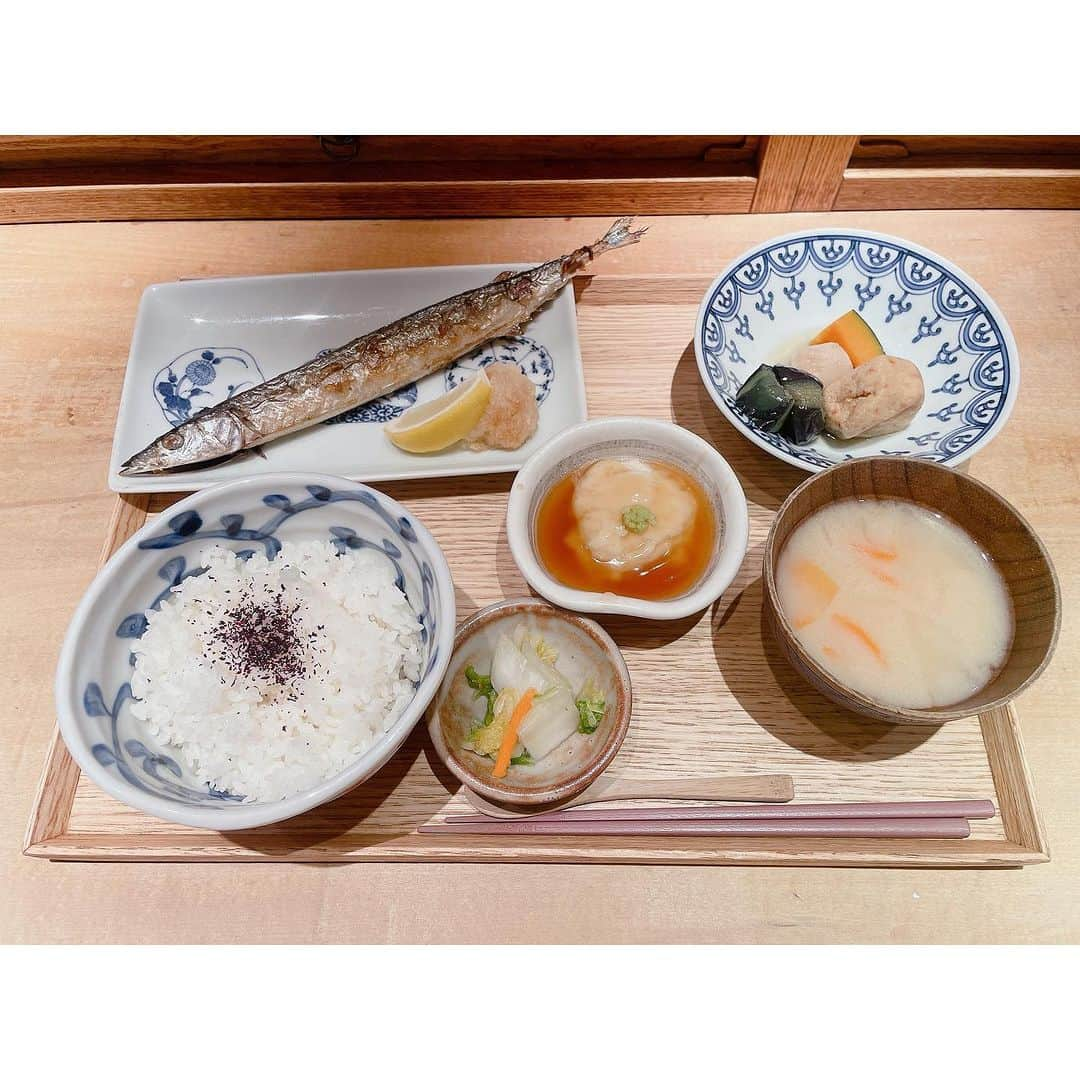 佐々木瞳さんのインスタグラム写真 - (佐々木瞳Instagram)「【腸活🌱お昼ごはん】  きょう食べたお昼ごはん、美味しかった〜！ 白味噌のお味噌汁に、お漬け物、豆乳のくずよせ、煮物、さんま、、、大好きなものばかり❤︎  もちろん、味噌も漬け物も発酵食品なので、腸に◎✨ また魚には良質なたんぱく質が多く含まれていて、腸内細菌の多様性を高めるともいわれています🐟秋のさんま最高〜！  秋の味覚でも腸活楽しむぞー！  #発酵 #発酵おうちごはん #lifestyle #発酵食品 #麹 #発酵おうちおやつ #ダイエット #体質改善 #栄養 #腸活 #発酵文化 #hakko #美腸 #美容 #healthy #美肌 #腸内環境 #日本の知恵 #発酵糀 #腸からキレイ #食物繊維 #腸活」10月25日 23時08分 - hitomihappygirl1026