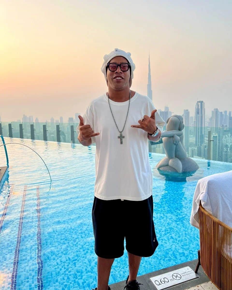 ロナウジーニョのインスタグラム：「Tarde maravilhosa na piscina com meus parceiros!!! Obrigado a todos do @slsdubai pela estadia incrível... Lugar maravilhoso 🤙🏾」