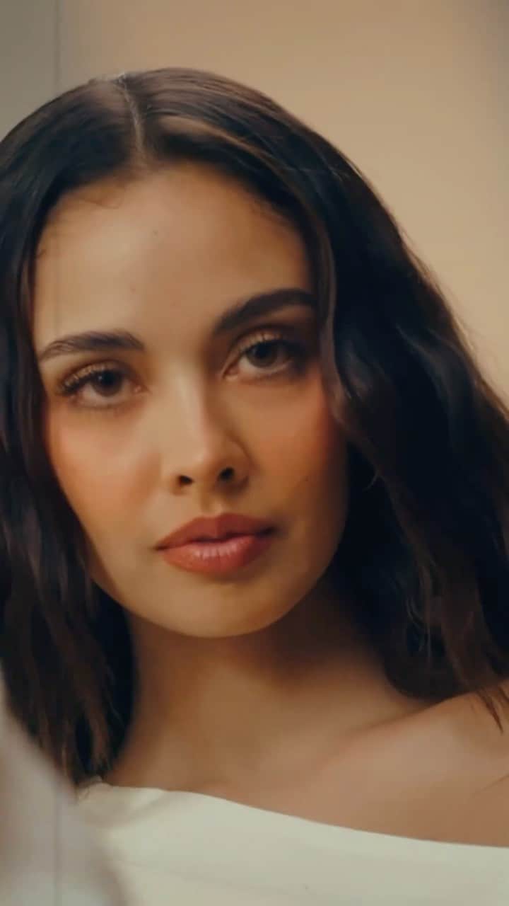ミーガン・ヤングのインスタグラム：「@meganbata 🤍 she is the definition of a perfect canvas as any makeup look suits her.   Video @andrewapuya  Directed by @krisanto.blanco of @alivve.studio Director of Photography @jhesspabalate  Makeup assisted by @imraffyfrancisco and @tatsdionisio,  Hair by @gelocibrianhair  styling by @j.alarcioo @leanneledesma and @charlottesombillo @geno_karlo @emlesiel and Maria Niña Cuyana of qurator_studio,  Sittings editor @miacastrooo  @mega_magazine , October 2023  Shot on location at @bbstudiosph. #MakeupbyJASONDR」