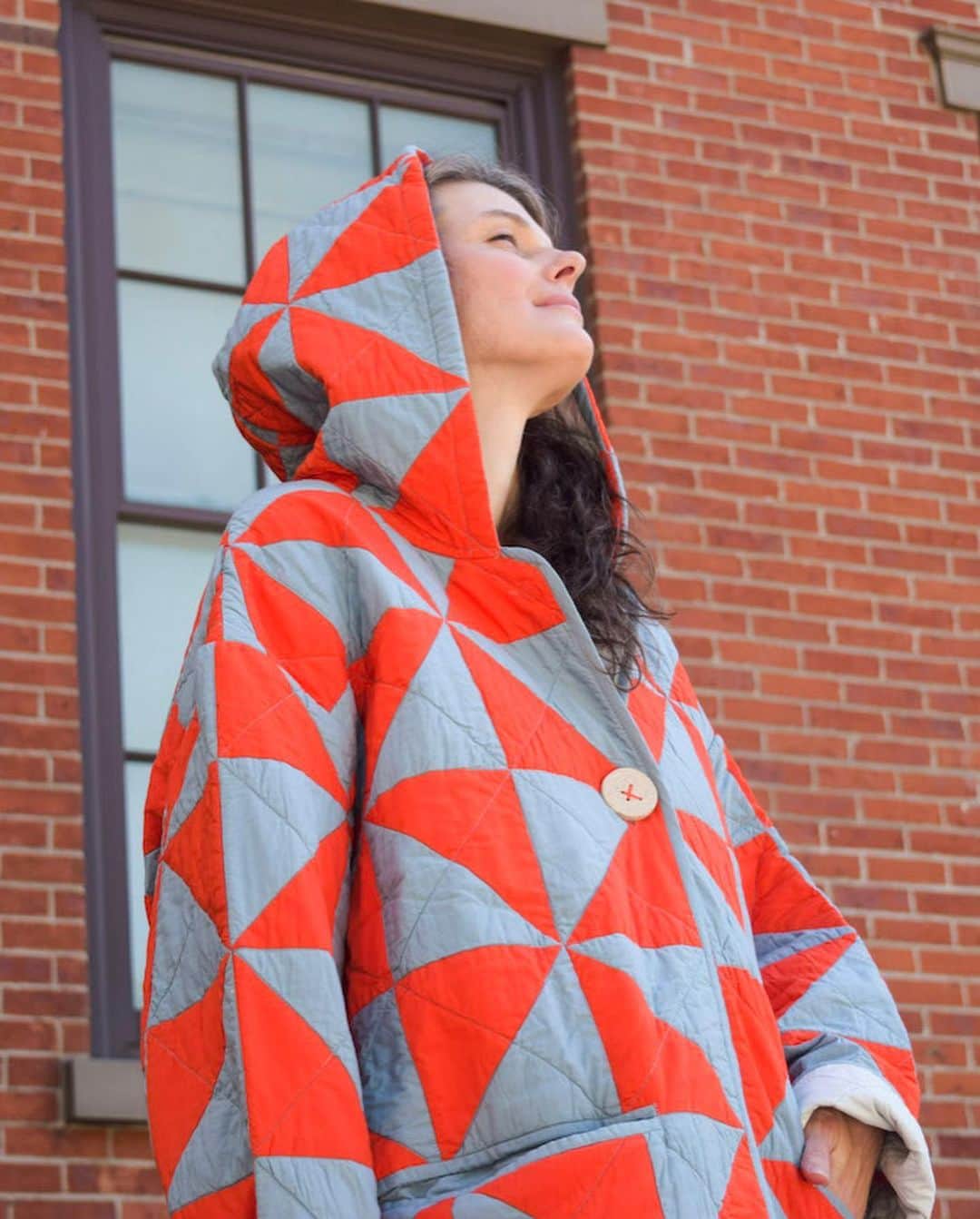 Design Milkのインスタグラム：「Fall is here + we want to wrap ourselves up in the coziest collab by @virginiasin__ + @hapticlab! 🍂 Their newly debuted Quilt Coats bring together the craftsmanship of ceramics + textiles, resulting in these oversized delights that are perfect for the colder seasons. Featuring three fun designs + ceramic buttons that'll beautifully age with time, they're modern heirlooms in the making!  👉🏼 swipe to the end to see a bit of the button making process! 👀  Check them out at the link in bio. 🔗」