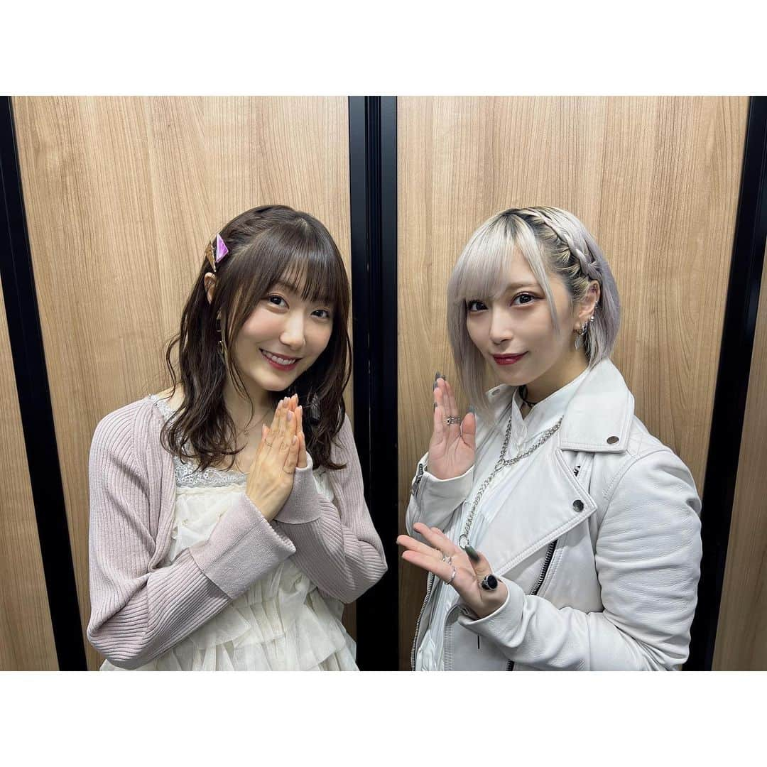 日高里菜さんのインスタグラム写真 - (日高里菜Instagram)「⁑  礫チャン3周年ありがとうございました！  お祝い回に相応しい！ReoNaさんと茅野愛衣さんという 素敵なゲスト様が来てくださいました☺️✨  歴史を振り返ったり、貴重なトークや サプライズでのお祝い、朗読など盛りだくさん！  礫チャンのゆるくも、ここでしか聞けない 濃密なお話が聞ける場がとても好きです！  元々ここまで続く予定ではなかったのですが 4年目突入することができて嬉しい＆びっくりです✨  いつも一緒に番組を作ってくれてありがとうございます！  リアルイベントもできそうなのでっ その際はぜひ遊びに来てくださいね✌️  控室が一緒だったReoNaさんと📷💕  最高でした…😭  これからも礫チャンをよろしくお願いします！  #礫チャン　#祝3周年 #ありがとう #川原礫 先生　#ReoNa さん　#茅野愛衣 さん #楽しかった　#これからもよろしくね」10月25日 23時19分 - rina_hidaka615