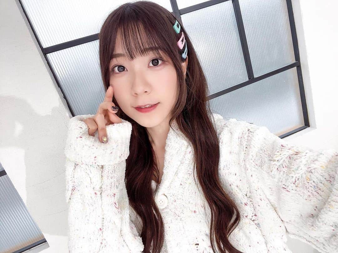 安齋由香里のインスタグラム：「2023/10/25 #あんのん7th   Q.どの衣装の私が好きだった？  追記: ドレスもワンピースもパジャマも 褒めてくれてありがとうございます！ 自分が着てみたい服や付けてみたいアクセサリーを ふんだんに使える事もあんまりないので 褒めてもらえてとても嬉しいです！ あと形にも残せて嬉しいね。 関係なけど成人式の前撮りもしたい。  髪につけるアクセサリーは日常生活や生放送だと ちょっと使いづらいから、せったくだし使いたくて イベント当日は他の髪型をしてあるかと思いますが それはそれで楽しんでいただけたら嬉しいな〜！  あとこれも関係ないのだけど、 私実写のアクスタとキャラクターのアクスタを 一緒にケースに入れて保管してくれてる方がいてね、 グッズのアクスタは毎回照れてしまうのですが そういう風に並べて保管してくれたり、 他にもいろんな場所で一緒に写真撮ってくれたりして、 自分が演じた大切な子達と並んで 友達みたいに一緒の世界に居るみたいでとても嬉しい！ 同じ次元に並ばせてくれてありがとうね！  最近嬉しかった事の報告も含めて長い追記終わりです！」