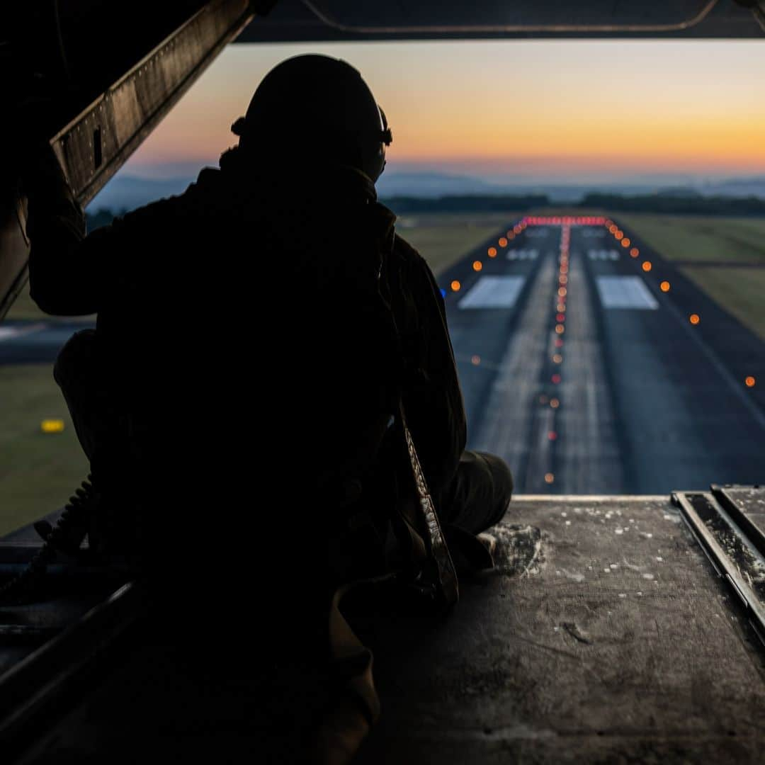 アメリカ海兵隊さんのインスタグラム写真 - (アメリカ海兵隊Instagram)「Sunset Serenade   📍  Kumamoto, Japan (Oct. 19, 2023)  #Marines with @1stmaw_marines conduct low altitude tactics #training during the field training exercise portion of Resolute Dragon (RD) 23.  RD 23 is an annual bilateral exercise in Japan that strengthens the command, control, and multi-domain maneuver capabilities of Marines in @IIIMEF_Marines and allied Japan Self-Defense Force personnel.   📷 (U.S. Marine Corps photo by Cpl. Kyle Chan)  #USMC #FlyMarines #SemperFi #MarineAviation」10月25日 23時13分 - marines