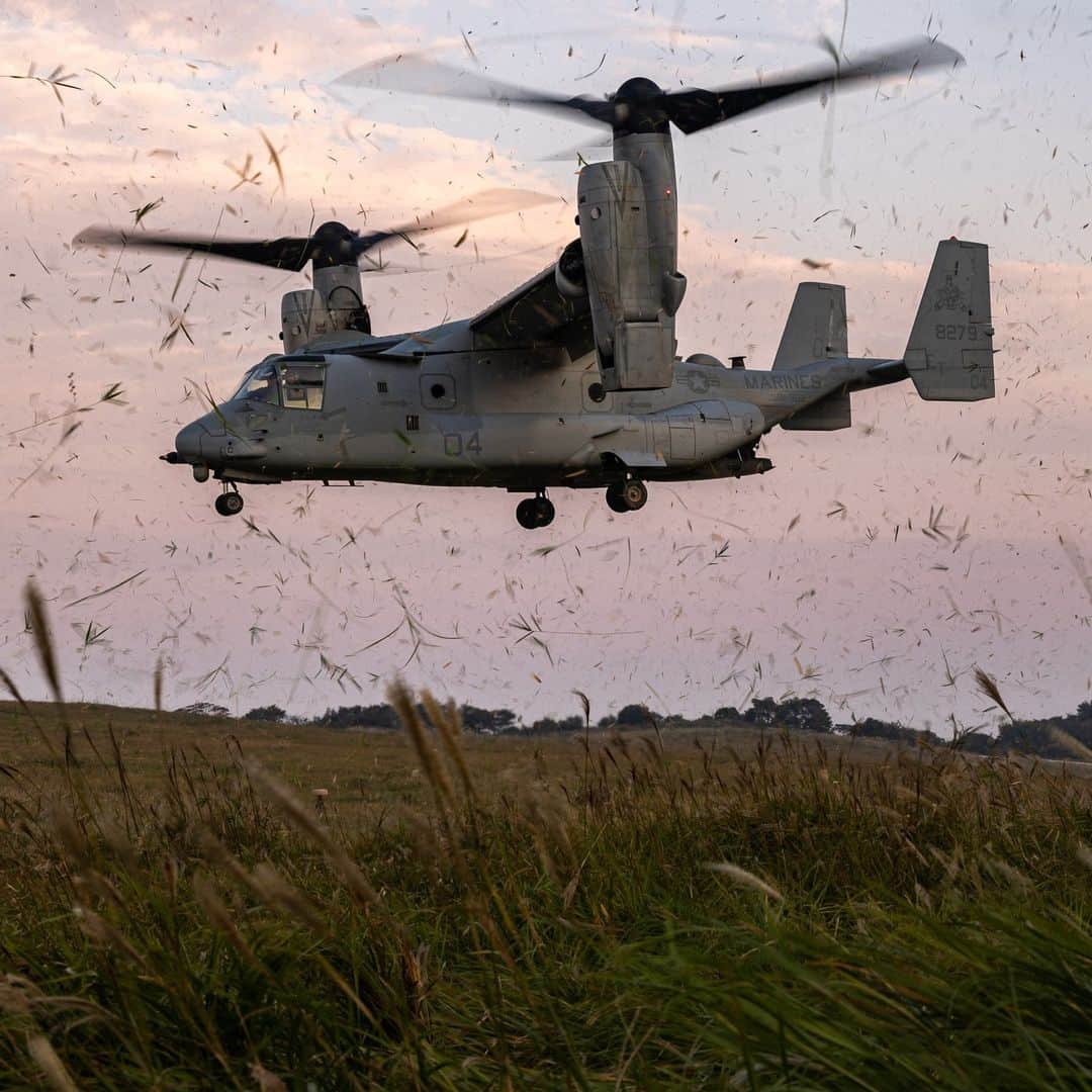 のインスタグラム：「Sunset Serenade   📍  Kumamoto, Japan (Oct. 19, 2023)  #Marines with @1stmaw_marines conduct low altitude tactics #training during the field training exercise portion of Resolute Dragon (RD) 23.  RD 23 is an annual bilateral exercise in Japan that strengthens the command, control, and multi-domain maneuver capabilities of Marines in @IIIMEF_Marines and allied Japan Self-Defense Force personnel.   📷 (U.S. Marine Corps photo by Cpl. Kyle Chan)  #USMC #FlyMarines #SemperFi #MarineAviation」