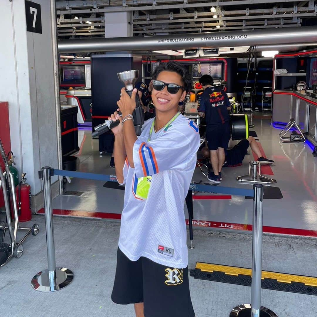 マックさんのインスタグラム写真 - (マックInstagram)「だんだん増えてく友達🤝❤️‍🔥🥴 . . . . . . #F1 #🏁  #これで最後 #redbull  #写真 #撮ってたら #だんだん #友達 #増えた #うれぴかった #❤️‍🔥 #マック #オデコーデ #とりあえずyeah!!」10月25日 23時21分 - john_mac2