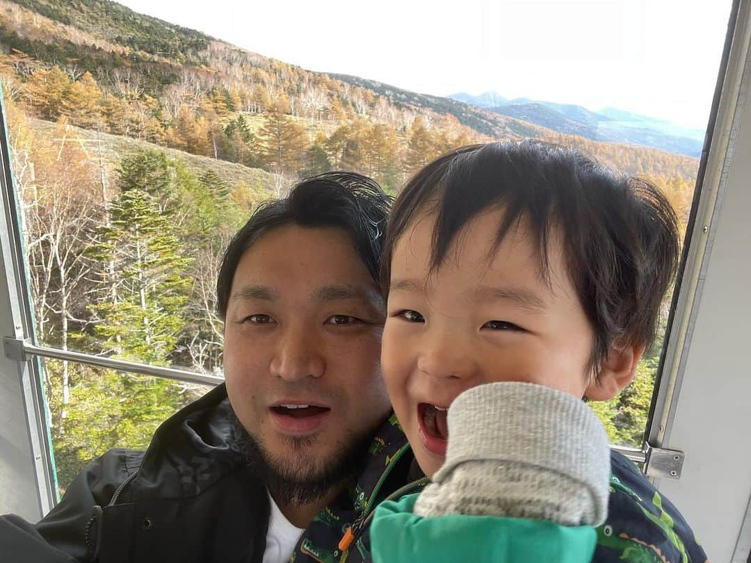 RYUのインスタグラム：「息子氏(2歳)、デカくなりました。 ....この2人、顔似すぎじゃないか？ #北八ヶ岳ロープウェイ  #蓼科」