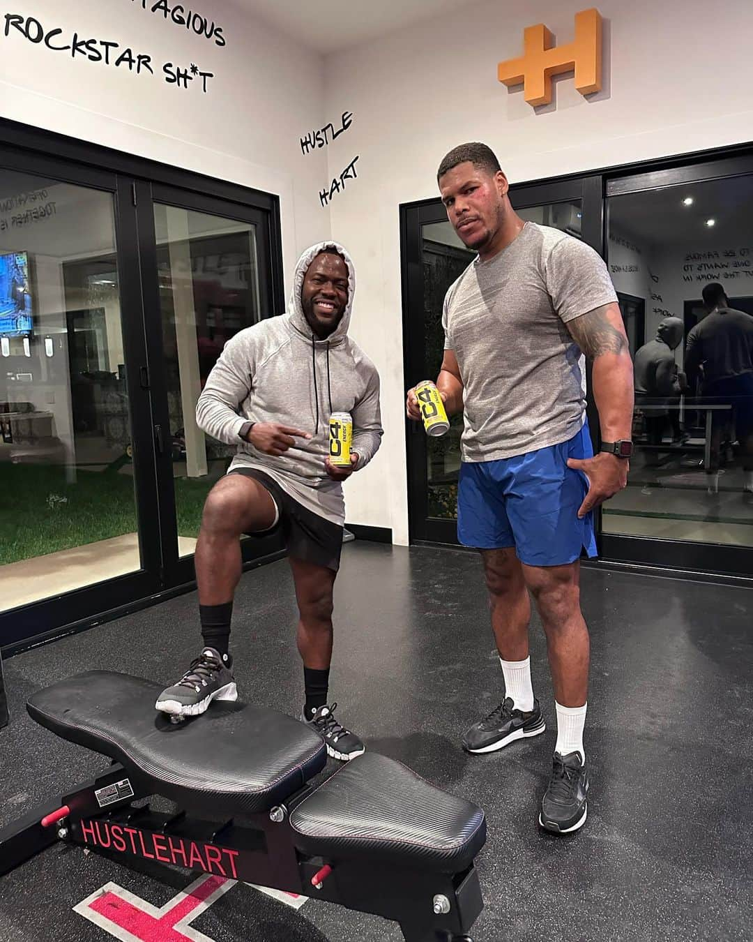 ケビン・ハートさんのインスタグラム写真 - (ケビン・ハートInstagram)「Getting after it requires energy…. @c4energy ….Started my morning with a bang 💪🏾💪🏾💪🏾💪🏾 #HustleHart」10月25日 23時19分 - kevinhart4real