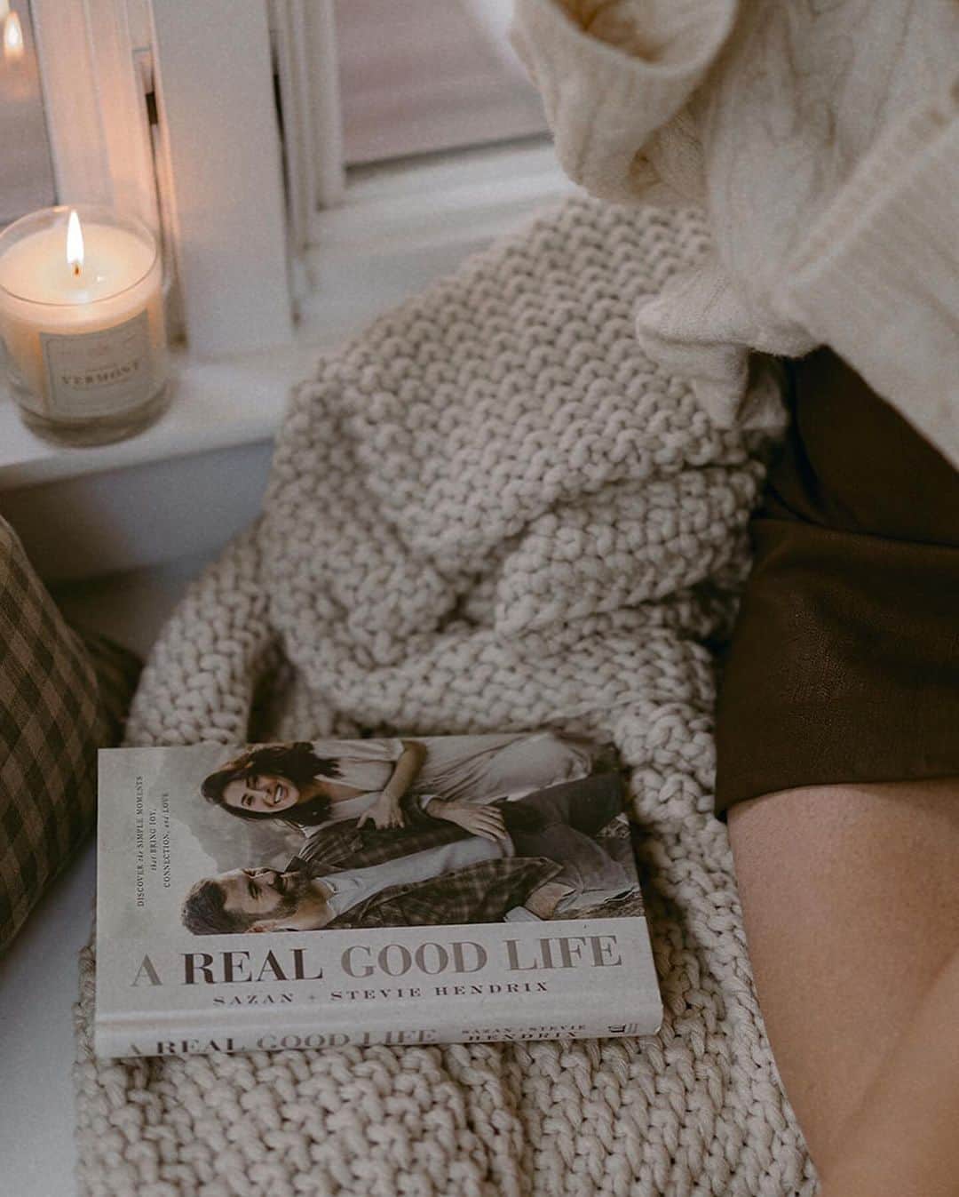 Sazan Hendrixさんのインスタグラム写真 - (Sazan HendrixInstagram)「Hot apple cider tea paired with a good read 😌🍂 That’s what my soul needs on this gloomy fall day in Austin 🌧️   2 weeks since the birth of the new book and it’s been really cool watching you journey through ✨A Real Good Life✨ It’s given me FOMO so I’m re-reading from the beginning now 😂 and I’ve always wanted to be apart of a book club - shall we start one fam?  I just finished the introduction and first two chapters. There’s a cozy vibe when I read now knowing the book is finally out and the nerves have calmed down.lol Lmk where you are in the read and what’s been your favorite thing so far!!😍 #arealgoodlifebook #cozyfallday #readmorebooks」10月25日 23時29分 - sazan