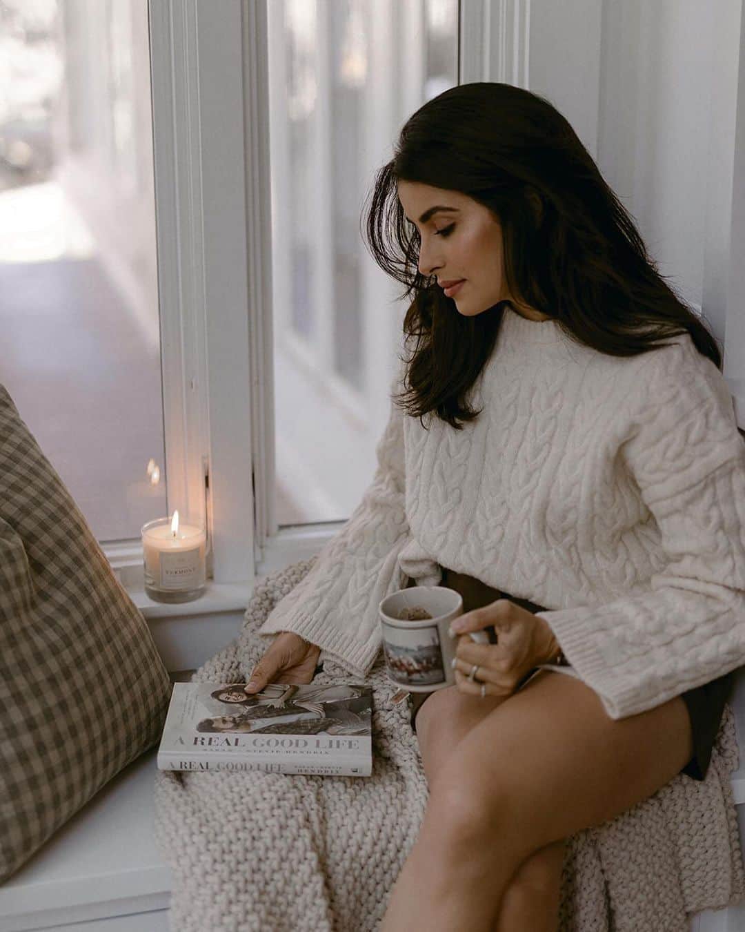 Sazan Hendrixのインスタグラム：「Hot apple cider tea paired with a good read 😌🍂 That’s what my soul needs on this gloomy fall day in Austin 🌧️   2 weeks since the birth of the new book and it’s been really cool watching you journey through ✨A Real Good Life✨ It’s given me FOMO so I’m re-reading from the beginning now 😂 and I’ve always wanted to be apart of a book club - shall we start one fam?  I just finished the introduction and first two chapters. There’s a cozy vibe when I read now knowing the book is finally out and the nerves have calmed down.lol Lmk where you are in the read and what’s been your favorite thing so far!!😍 #arealgoodlifebook #cozyfallday #readmorebooks」