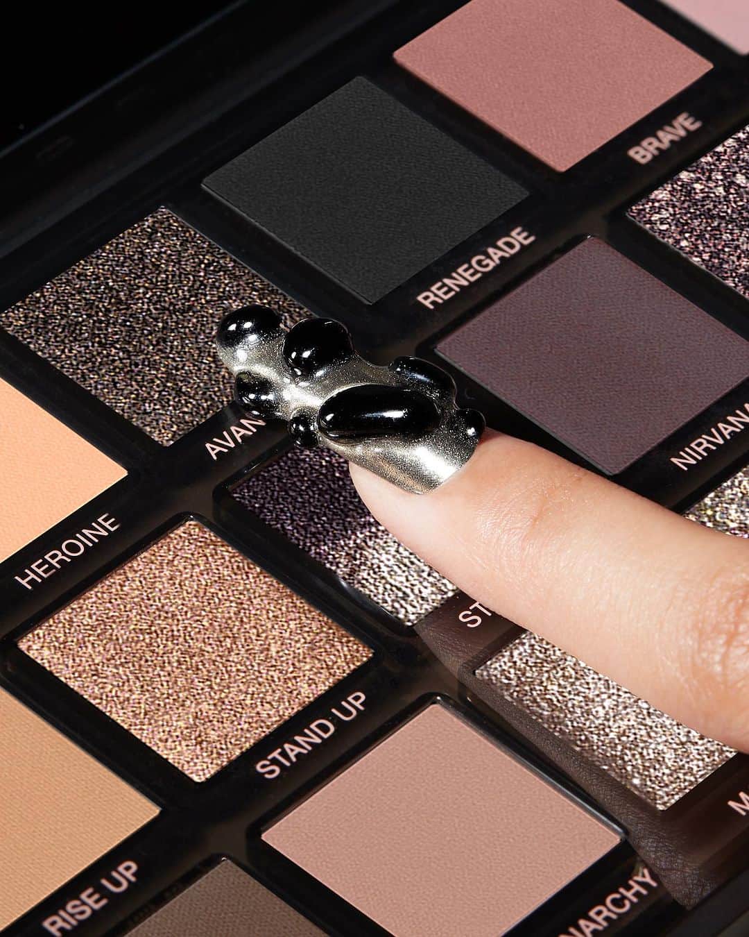 Huda Kattanのインスタグラム：「Velvety browns, versatile nudes, metallic shimmers & a black eye gloss that screams baddie energy. 🖤   Our #PrettyGrunge Eyeshadow Palette is all about breaking free & embracing your inner rebel. It’s a shout-out to those that dare to shatter the rules… & we know that’s you. 😉   Includes ⤵️    x11 Powder Mattes   x1 Powder Metallic   x1 Soft Shine Metallic    x1 Crushed Trio Chrome    x2 Creamy Metallics    x1 Black Eye Gloss     🌍  𝗔𝗩𝗔𝗜𝗟𝗔𝗕𝗟𝗘 𝗚𝗟𝗢𝗕𝗔𝗟𝗟𝗬 𝗡𝗢𝗩 𝟭🌎 #PrettyGrunge」