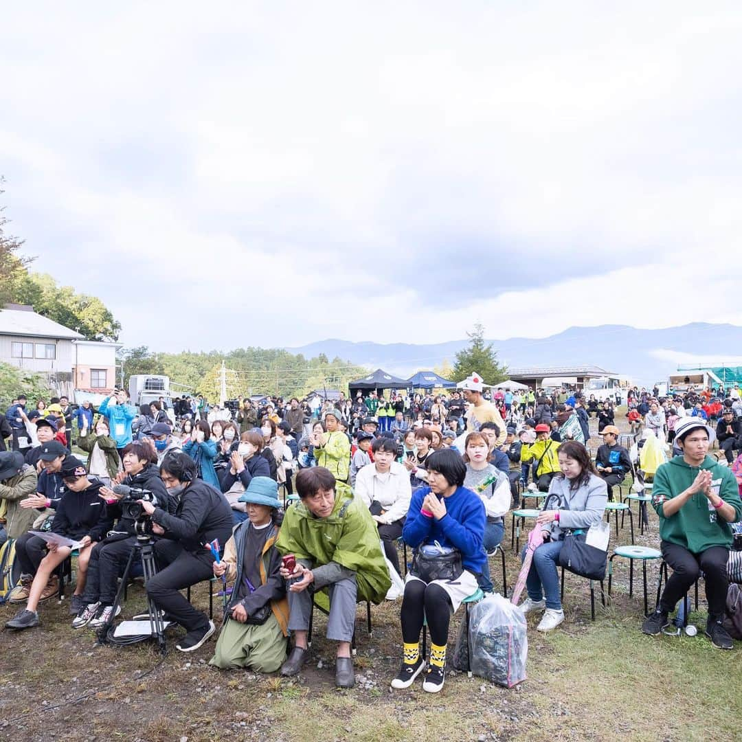 竹内択さんのインスタグラム写真 - (竹内択Instagram)「Throwback the tt CUP 2023 Presented by @whiteningcafejp 🦅  沢山のスポンサー企業様が協賛をして頂いたお陰で参加してる子供達やお客様を喜ばせる事ができます。  僕の選手活動とは別にサポートして頂いて本当に感謝です。  そして毎年脚を運んで華を添えてくれてる御三方にも感謝です。  このttカップ・・僕が2018年の時に企画してた内容にようやく近づいて来たと思います。  あの時は会社に属してたから出来なかった。。  でもやりたいという想いだけで、行動に移したがどうやってやるのかなんてわかってなかったものが、沢山の皆様の力で実現出来ています。  何故僕がttカップをやりたかったのか・・次の投稿で書きます。  #teamtakucup2023 #whiteningcafe #teamtaku #Iiyama #飯山市　#株式会社カワモト  #デンセン  #soilsupport #株式会社守屋建設興行 #伊藤園 #亜細亜印刷  #不二越機械工業  #シウナススイーツ  #cumberlandjapan  #長野ナブコ  #manatec  #ちょいのりレンタカー #ガレージライン #visioncompany #teamtaku #takutakeuchi #竹内択 #shoheitochimoto  #栃本翔平」10月25日 23時22分 - taqtakeuchi