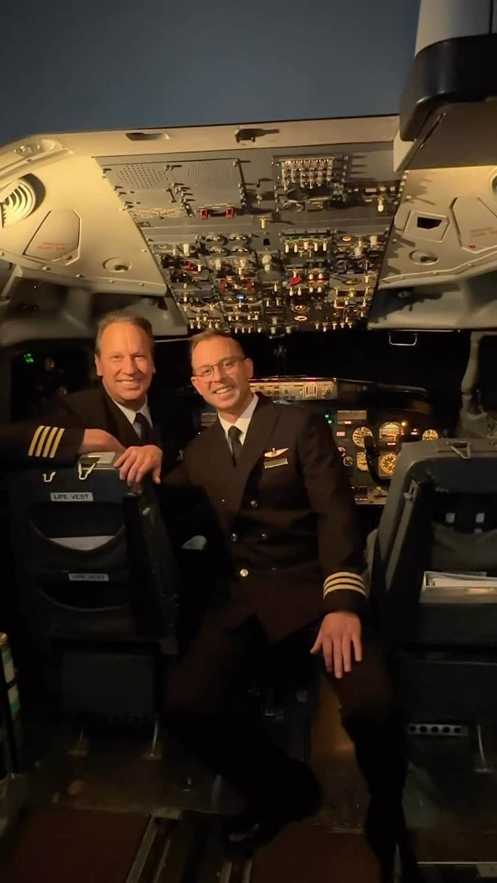 デルタ航空のインスタグラム：「When you meet a Delta pilot and then become a Delta pilot >>>」