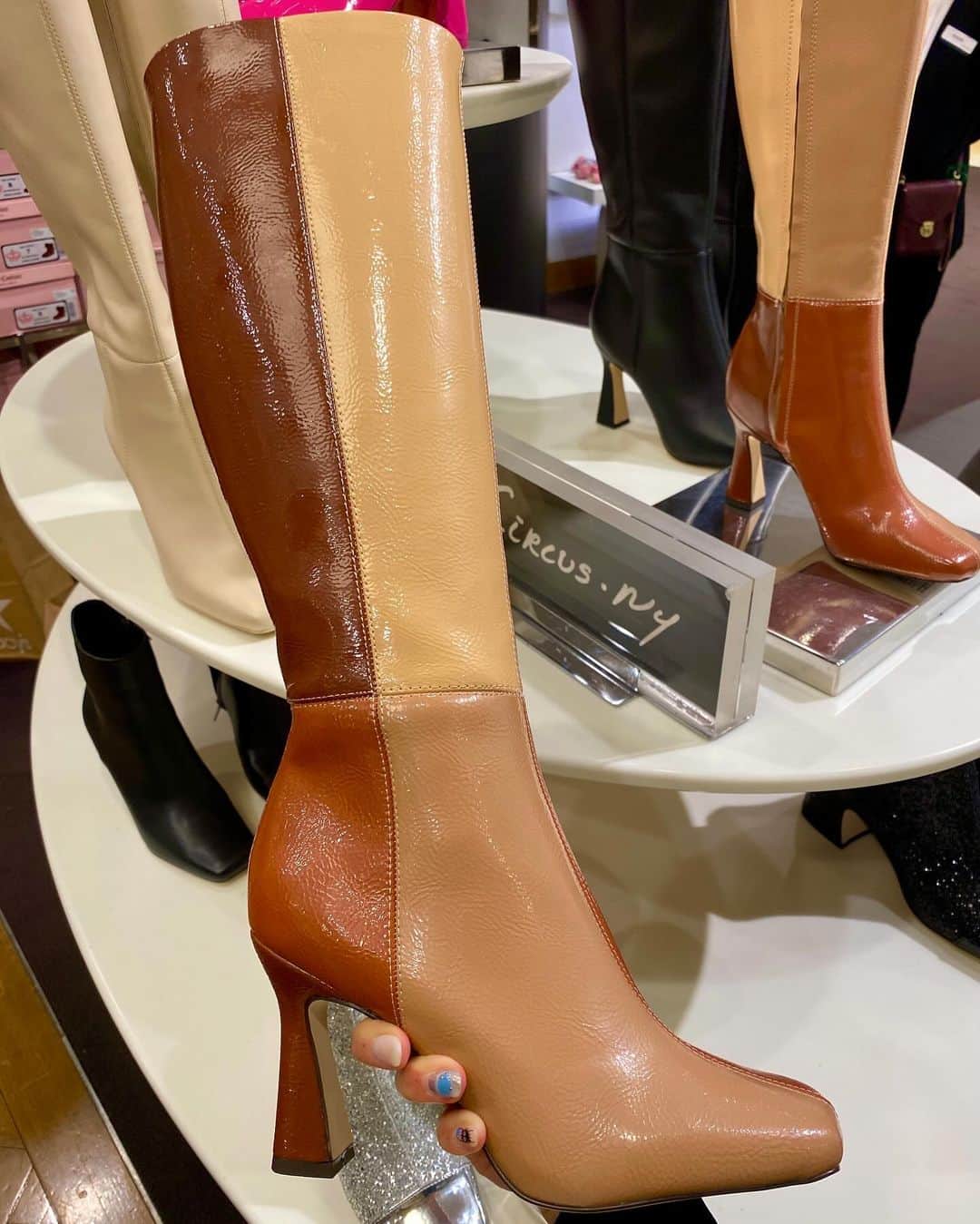 Macy'sさんのインスタグラム写真 - (Macy'sInstagram)「Yes, it’s #trending, and yes it’s also on sale! Find peek-a-boo details, top handle bags, warm coats, and more during our Friends & Family Sale. Use code: FRIEND to score extra savings. Hurry, #sale ends tomorrow!」10月25日 23時25分 - macys