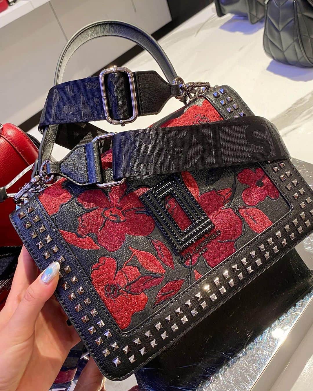 Macy'sさんのインスタグラム写真 - (Macy'sInstagram)「Yes, it’s #trending, and yes it’s also on sale! Find peek-a-boo details, top handle bags, warm coats, and more during our Friends & Family Sale. Use code: FRIEND to score extra savings. Hurry, #sale ends tomorrow!」10月25日 23時25分 - macys