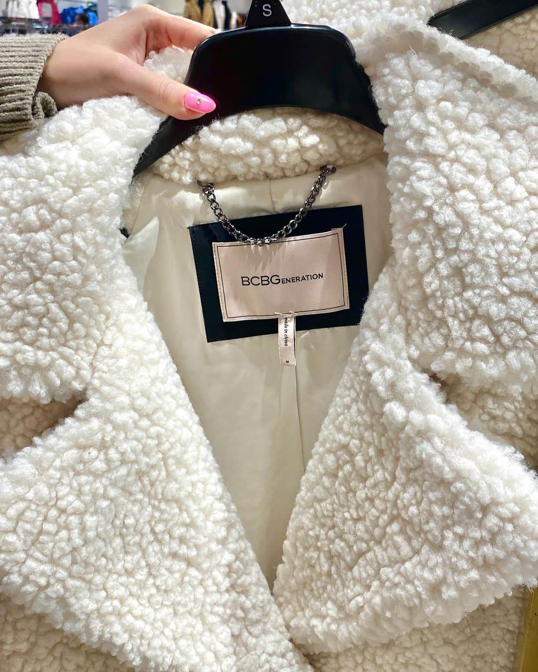 Macy'sさんのインスタグラム写真 - (Macy'sInstagram)「Yes, it’s #trending, and yes it’s also on sale! Find peek-a-boo details, top handle bags, warm coats, and more during our Friends & Family Sale. Use code: FRIEND to score extra savings. Hurry, #sale ends tomorrow!」10月25日 23時25分 - macys