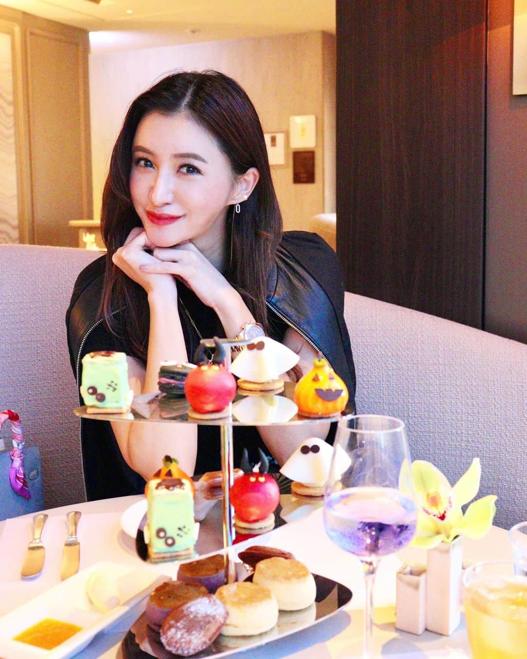 平山美春のインスタグラム：「📍𝐌𝐀𝐈𝐒𝐎𝐍 𝐚𝐭 𝐅𝐨𝐮𝐫𝐒𝐞𝐚𝐬𝐨𝐧𝐬 𝐌𝐚𝐫𝐮𝐧𝐨𝐮𝐜𝐡𝐢  @maisonmarunouchi  @fstokyo   Halloween afternoon tea 🎃👻🧛 Trick(いたずら)はナシ、Treat(お菓子)だけ！  なんで可愛いアフタヌーンティー🫖 カボチャ、いちじく、栗、秋の味覚をふんだに使った見た目も可愛い、美味しいスイーツたち 食べちゃうのが勿体無いくらい！ (ちゃんと食べちゃいましたが笑)  みんなはハロウィンの予定は決まってる？ 私は今年楽しみな予定が入ってワクワクしてるよ〜☺️🌙  #halloween  #halloweenafternoontea  #sharemyfs」