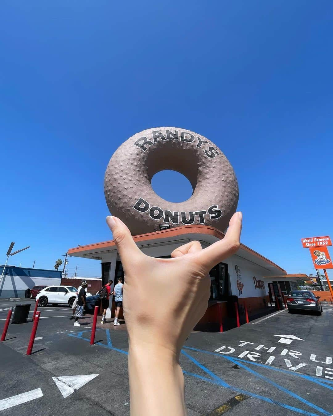 片山萌美さんのインスタグラム写真 - (片山萌美Instagram)「🍩  とろとろの甘々のドーナツ🍩 とっても美味しかった...!! 1つで大満足💫💫💫  地元（っぽい?）の人たちは みんな大量購入してた 人気🪅🎈🎉  #randysdonuts #donuts #losangeles #過去pic #moemikatayama」10月25日 23時28分 - moet_mi