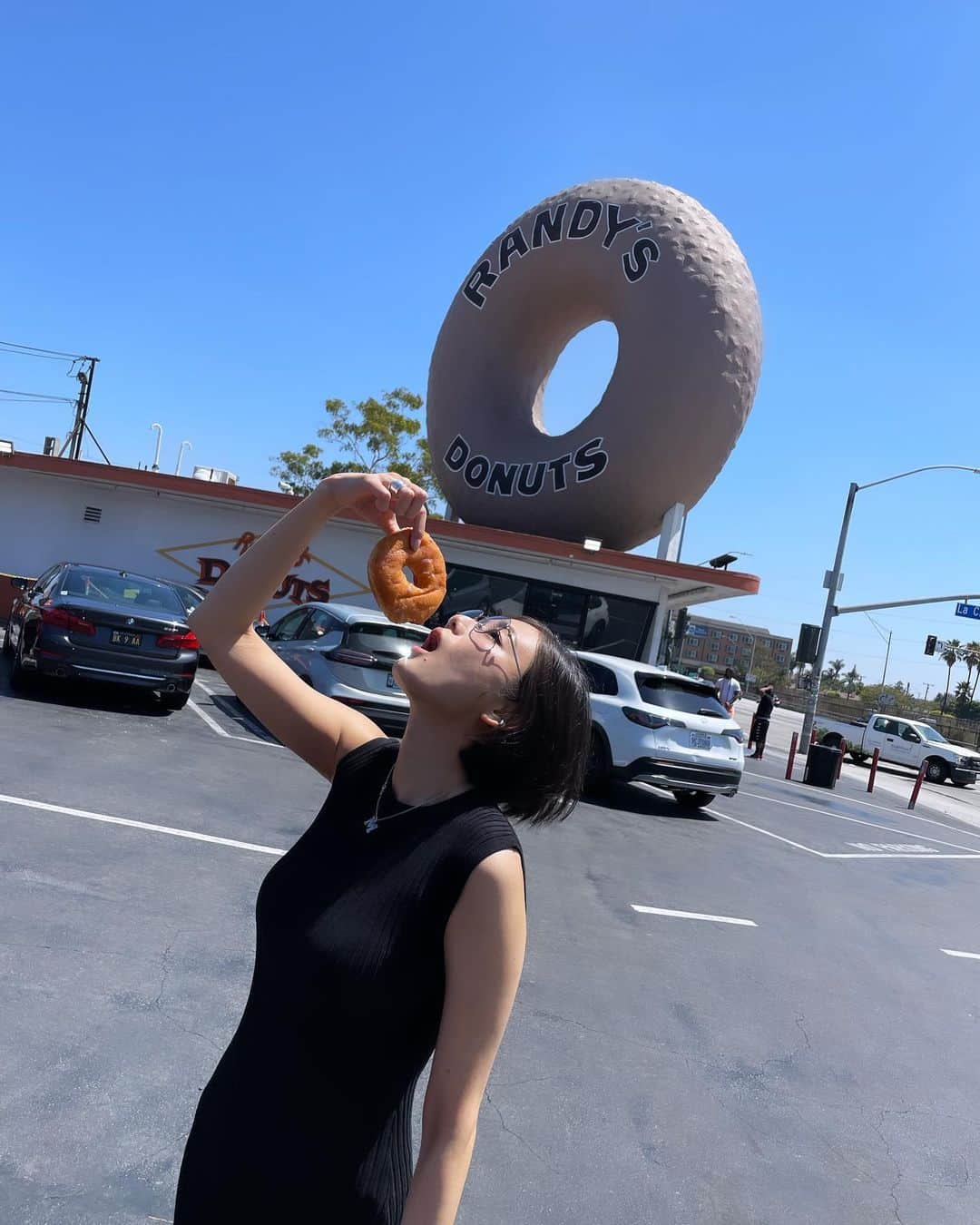 片山萌美のインスタグラム：「🍩  とろとろの甘々のドーナツ🍩 とっても美味しかった...!! 1つで大満足💫💫💫  地元（っぽい?）の人たちは みんな大量購入してた 人気🪅🎈🎉  #randysdonuts #donuts #losangeles #過去pic #moemikatayama」