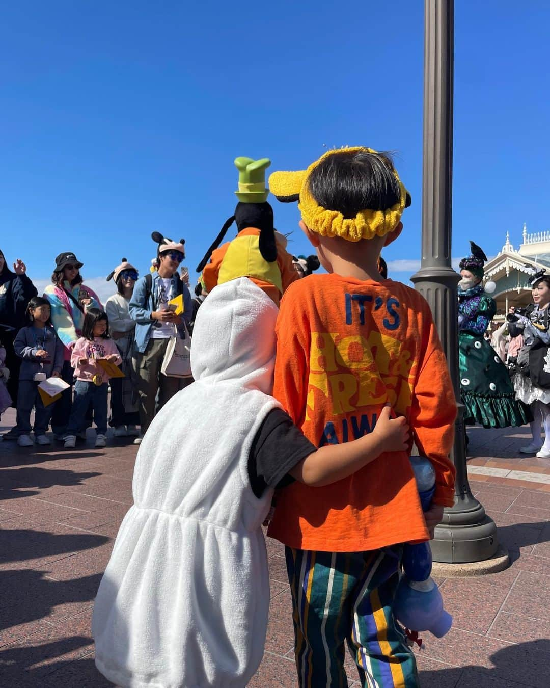 菊池沙都さんのインスタグラム写真 - (菊池沙都Instagram)「Halloweenディズニー🎃🎵 大好きな従兄弟のひろちゃんと🥰❤️ わくも私もみんなと全力で楽しんだ〜🥹❤️‍🔥  いつのまにかピースができるようになってた✌️ いつのまにかポーズも決める🕺  #ディズニーランド #ディズニーシー #disneyland#disneylandtokyo #Disneysea#disneyseatokyo #ハロウィン#Halloween #ハロウィンディズニー #子連れディズニー#子供コスプレ #オラフ#バズライトイヤー #wakuwakudays」10月26日 10時24分 - satochin30