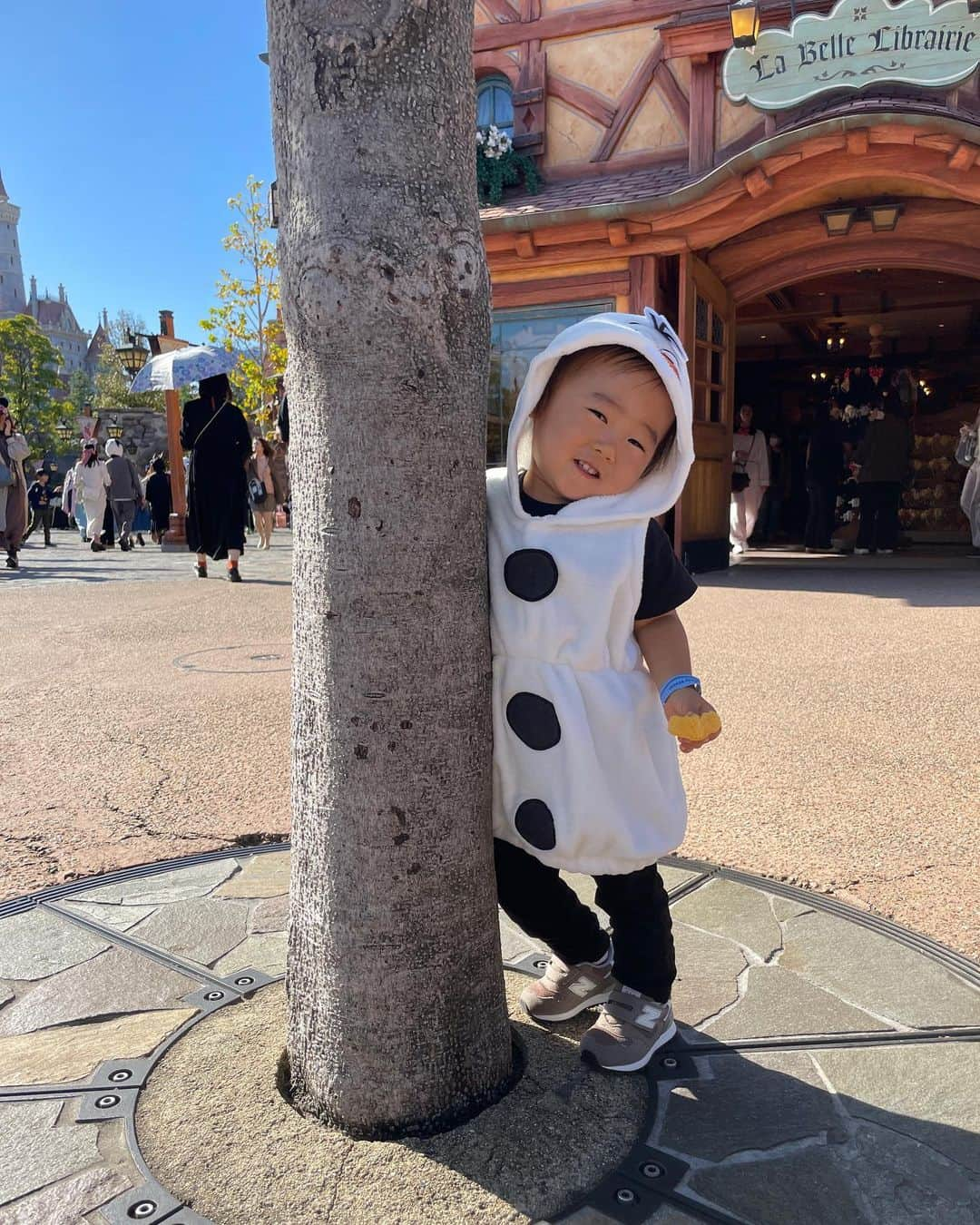 菊池沙都さんのインスタグラム写真 - (菊池沙都Instagram)「Halloweenディズニー🎃🎵 大好きな従兄弟のひろちゃんと🥰❤️ わくも私もみんなと全力で楽しんだ〜🥹❤️‍🔥  いつのまにかピースができるようになってた✌️ いつのまにかポーズも決める🕺  #ディズニーランド #ディズニーシー #disneyland#disneylandtokyo #Disneysea#disneyseatokyo #ハロウィン#Halloween #ハロウィンディズニー #子連れディズニー#子供コスプレ #オラフ#バズライトイヤー #wakuwakudays」10月26日 10時24分 - satochin30