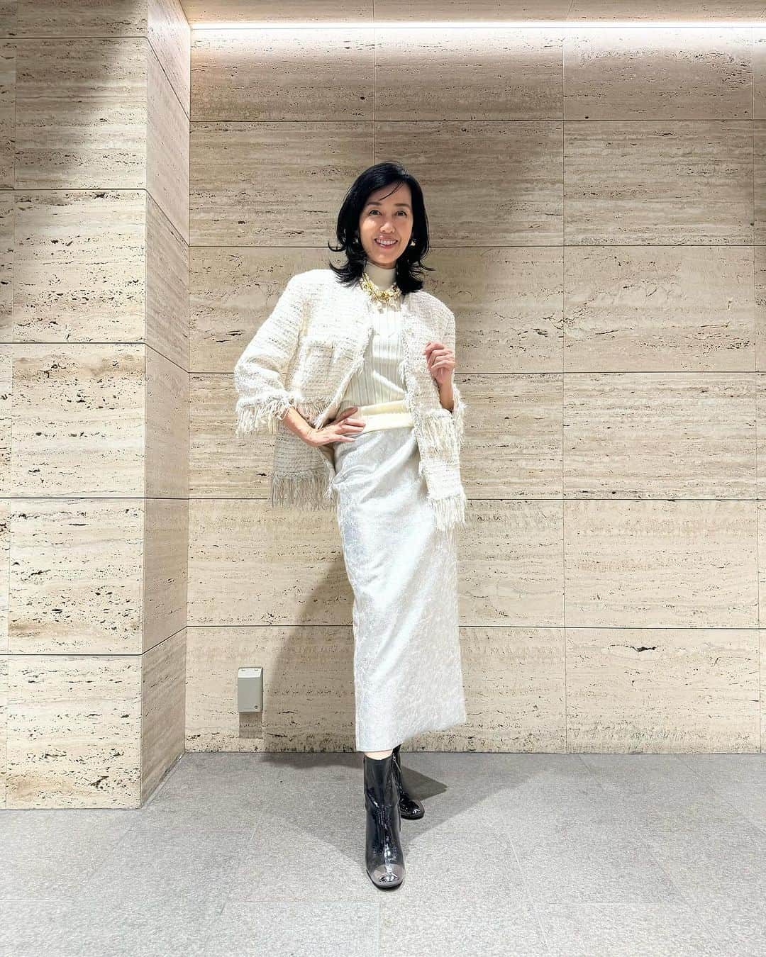 早見優さんのインスタグラム写真 - (早見優Instagram)「Coming to Japan next year! #chicjoc  Paired my tweed jacket with a silver tight skirt and @meguheart paired her gray jacket with damaged denim.   #fashion #chicjoc #fall #おしゃれ#コーデ #お出かけ  #友達 とコーデは#楽しい」10月26日 10時25分 - yuyuhayami