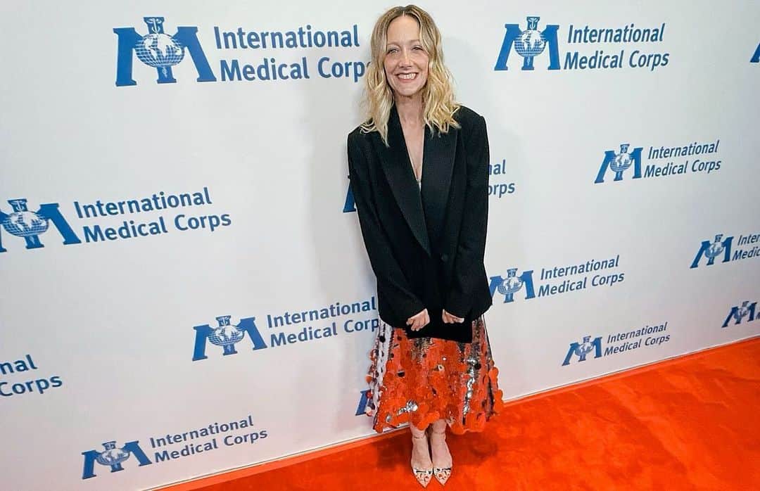 のインスタグラム：「I’m so proud to support @internationalmedicalcorps as a global ambassador. Last week, their annual gala honored the extraordinary work they do to strengthen communities and build resilience around the world. I’ve seen first hand how their dedicated staff provides medical relief and training to people facing disaster, conflict and disease worldwide. It’s an incredible organization filled with incredible people.   Photos: @ricki_weisberg Styling: @karlawelchstylist  Hair: @grahamnation  Makeup: @tamah_krinsky   #imc #internationalmedicalcorps」