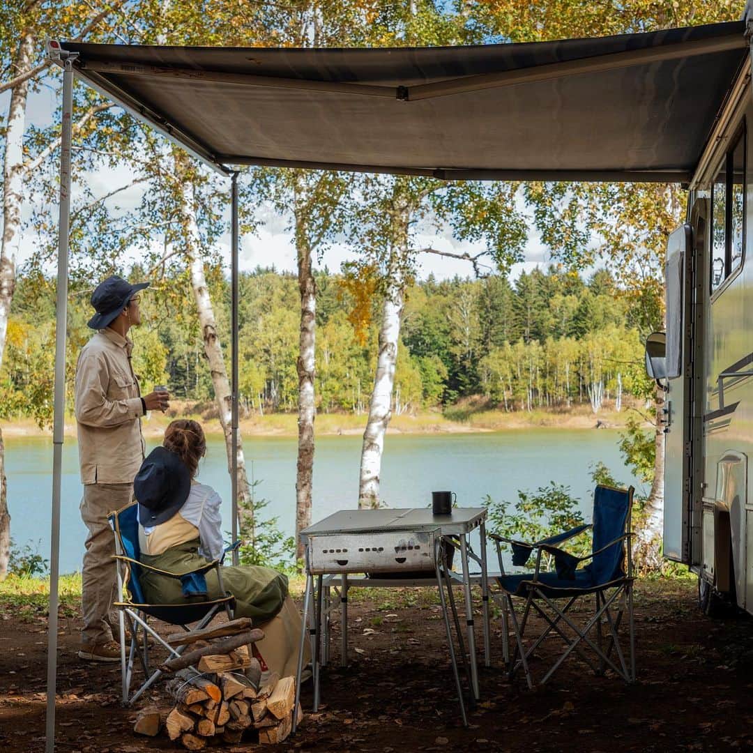 ビートないとーのインスタグラム：「本日 21:00に動画をアップします⤴️ 北海道夫婦キャンプ後編🏕️  昨年僕一人で行った朱鞠内湖キャンプ場、本当に素敵なキャンプ場でワイフないとーにも見せてあげたい！と思い、今年連れて行く事ができました😁  そこでは、新岡鮮魚店で購入した津本式究極の血抜きで処理したホッケを購入して焼いて食べました🤲  好みはあるとは思いますが、初体験のホッケの味を体験できます👍僕は大好きです😁  僕たちが感動して、その場で電話して注文した士別市の特産サフォークラム肉も堪能しました🤲士別市のいろは肉店さん、ありがとうございます👌  そして、夜中…ワイフないとー異変が…。  #キャンプ #キャンプ飯」