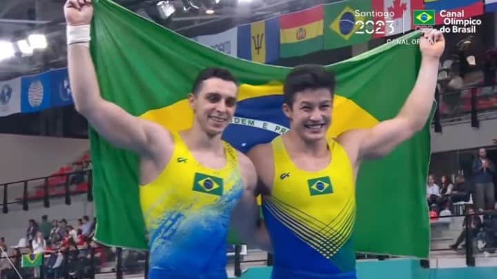 アルトゥール・オヤカワ・マリアノのインスタグラム：「DOBRADINHA² 🇧🇷   Arthur Nory e Bernardo Miranda garantem ouro e prata na Barra Fixa! Os brasileiros fizeram 14.333 e 14.133, respectivamente, para subir no pódio.  Que noite da Ginástica Artística, meus caros! 💚💛  ▶️: YouTube.com/TimeBrasil 📺: CanalOlimpicoDoBrasil.com.br  #TimeBrasil #TimeBrasilEmSantiago #Santiago2023」