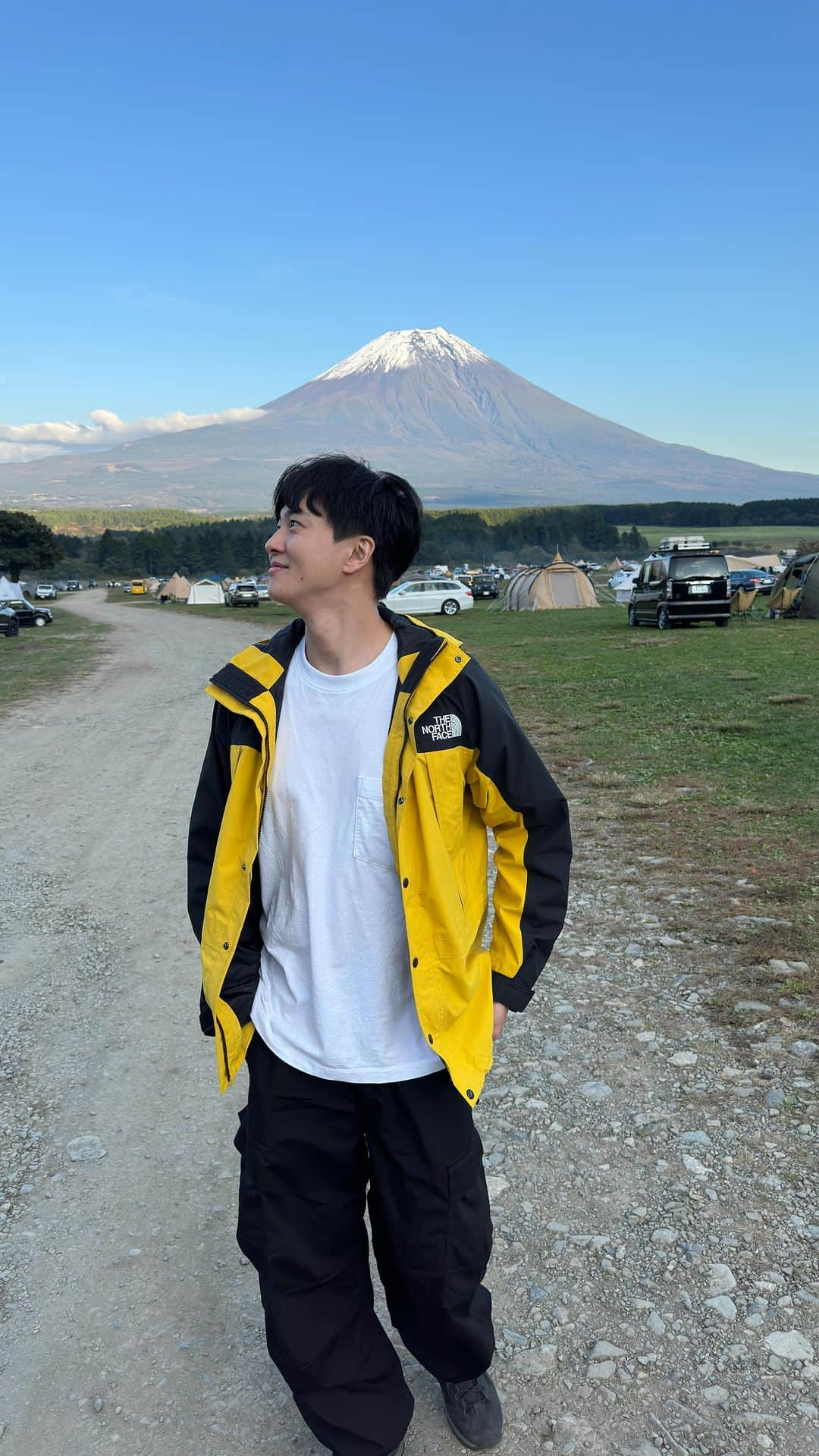 高島豪志のインスタグラム：「秋といえばキャンプ！🏕️  今回はふもとっぱらキャンプ場に行ってきました！ 富士山も間近で見れて、夜は星空が綺麗で最高にゆっくりした時間を過ごせました！  たまにはこうやってゆっくり自然を感じるっていいよね！❤️  #秋といえば #キャンプ #ふもとっぱらキャンプ場 #キャンプ初心者🔰 #富士山キャンプ #キャンプ日和 #camp_outdoor_jp #mtfujijapan #スローライフ #秋キャンプ #mtfuji🗻 #スローライフを楽しむ」