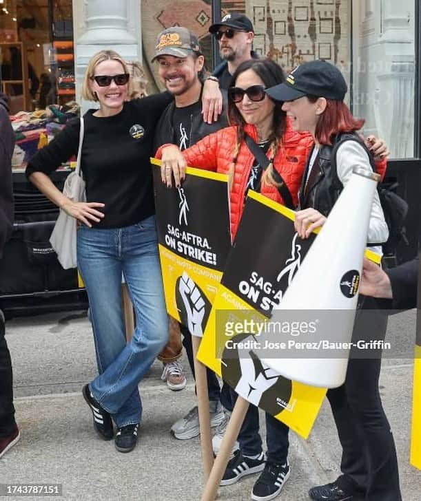 ナディア・ダジャニのインスタグラム：「When your baseball player friend (@johnaxford) shows solidarity with your union by picketing and then ends up in 500 pics lurking behind @mslesliebibb 🤣🤣🤣 #unionstrong💪」