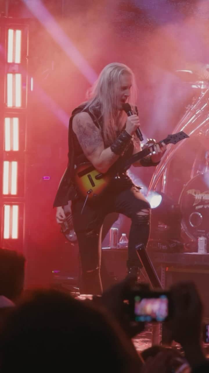 ハーマン・リのインスタグラム：「Dragonforce singer tries to FC TTFAF - FAIL. See if Marc gets any closer during our North American tour with special guests @amarantheofficial, @nanowarofsteel and @edgeofparadise.  📸: @timcayem」