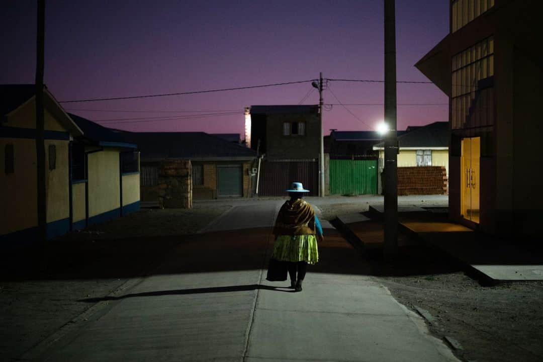ナショナルジオグラフィックのインスタグラム：「Photo by @alessandro.cinque | With a National Geographic Society grant, I'm on a long-term project in the Andes to capture how Indigenous peoples coexist with the foreign mining companies around them. For years I focused on Peru, and now I've expanded the project to Bolivia and Ecuador.  This particular workday had not gone well, and I returned to town in search of a restaurant for dinner. Often when I've had a bad day, I just start taking pictures of everything around me. I was captivated by this empty street near the main market. The light and colors reminded me of the American painter Edward Hopper. Suddenly a woman appeared from a market door to my right. I hoped she would continue on her way, thus entering the frame. We didn't exchange a single word, but she gave me one of my favorite photos taken in Bolivia—and changed the mood of the day. To see more of my work, please follow @alessandro.cinque. @insidenatgeo」