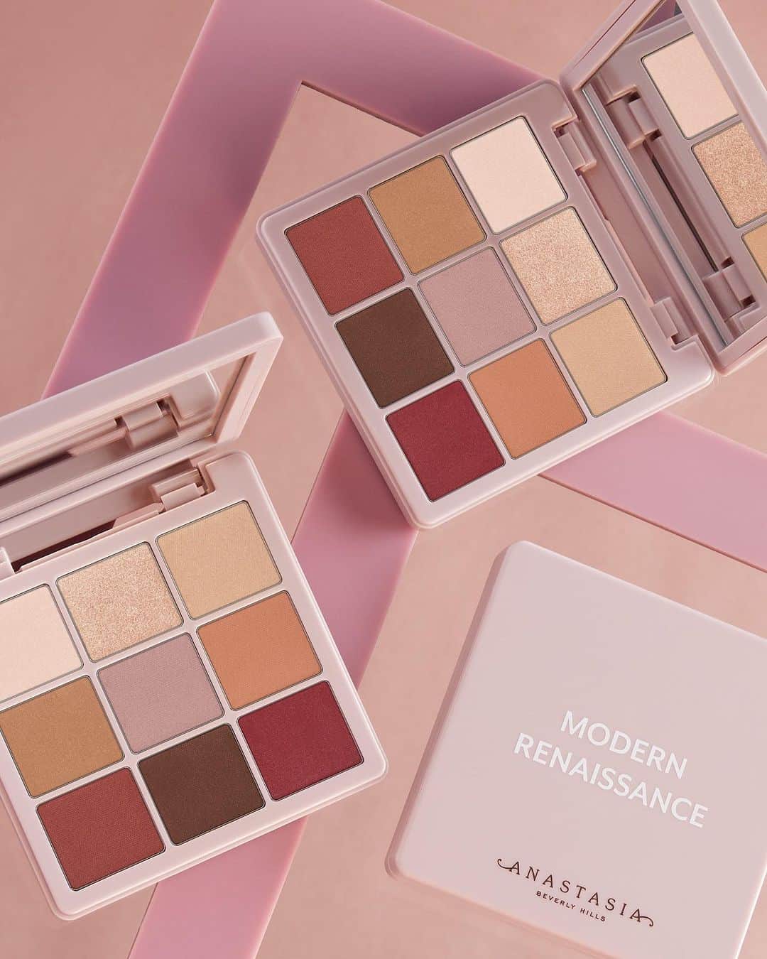 Anastasia Beverly Hillsさんのインスタグラム写真 - (Anastasia Beverly HillsInstagram)「We just launched the most perfect stocking-stuffer 😍😏 Treat your family and friends (or yourself) with a NEW Mini Modern Renaissance Eyeshadow Palette, now available at the link in bio! 💖  #AnastasiaBeverlyHills」10月26日 9時01分 - anastasiabeverlyhills