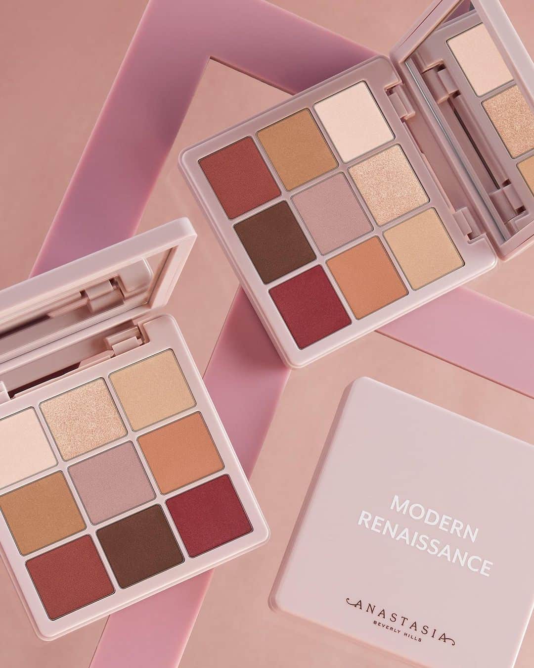 のインスタグラム：「We just launched the most perfect stocking-stuffer 😍😏 Treat your family and friends (or yourself) with a NEW Mini Modern Renaissance Eyeshadow Palette, now available at the link in bio! 💖  #AnastasiaBeverlyHills」
