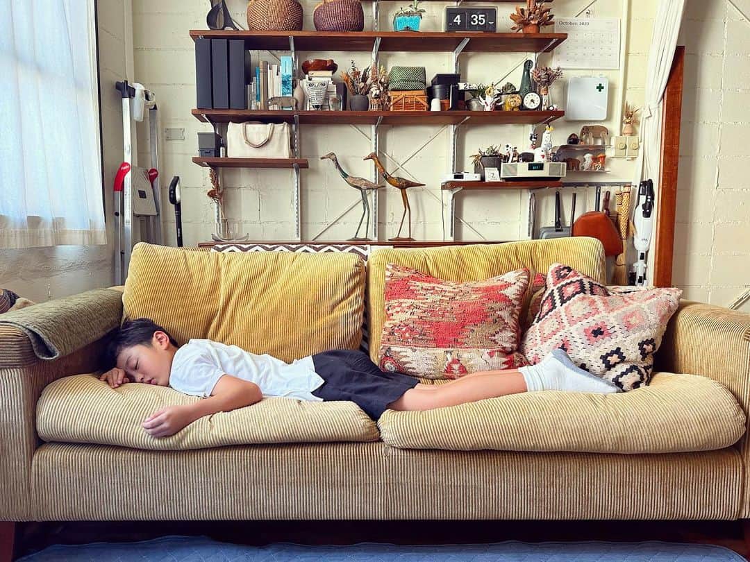 穴吹愛美さんのインスタグラム写真 - (穴吹愛美Instagram)「。 さくと 夕方の寝落ち。。  寝るの大好きな 母ちゃんも 一緒に寝たい。。  バタバタして 家の中が 荒れ放題。。  片付けしたいなー。。  #子ども#暮らし#日々#子育て#桜和」10月26日 9時01分 - mmhmm5638