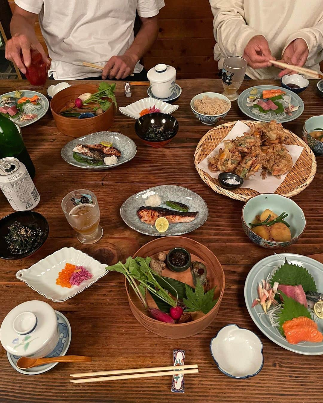 菖蒲理乃のインスタグラム：「🍽️忘れられない山の麓ごはん🍽️ 北アルプス白馬岳のふもと「ロッジ基」でいただいた夜ごはんが幸せすぎた。 一品ずつ手が混んでいて丁寧で、こうやって生きたいなって思った。本当に。 食って人を幸せにするし人生を大きく彩る。 絶対にまた来ようと決めた場所。 次は冬のスキーか？春の山菜か？ いつ誰と一緒に来ようか。考える時間がすでに幸せ。 大切な場所を見つけた。  #ロッジ基 #白馬 #麓ごはん」