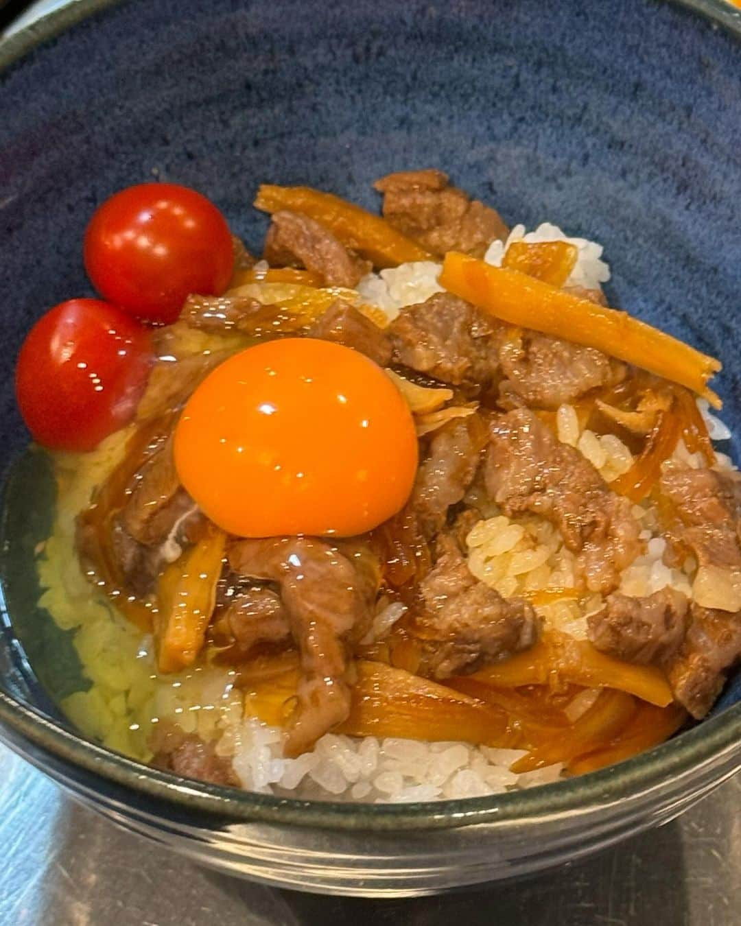 木村祐一のインスタグラム：「牛丼をば。賛否両論の笠原さんのrecipeをちょうだいしました！かーちゃんは卵のせ｡ #いつぞやの #牛丼 #笠原流 #賛否両論 #子たち大喜び #かーちゃん大助かり #かーちゃんとは妻」